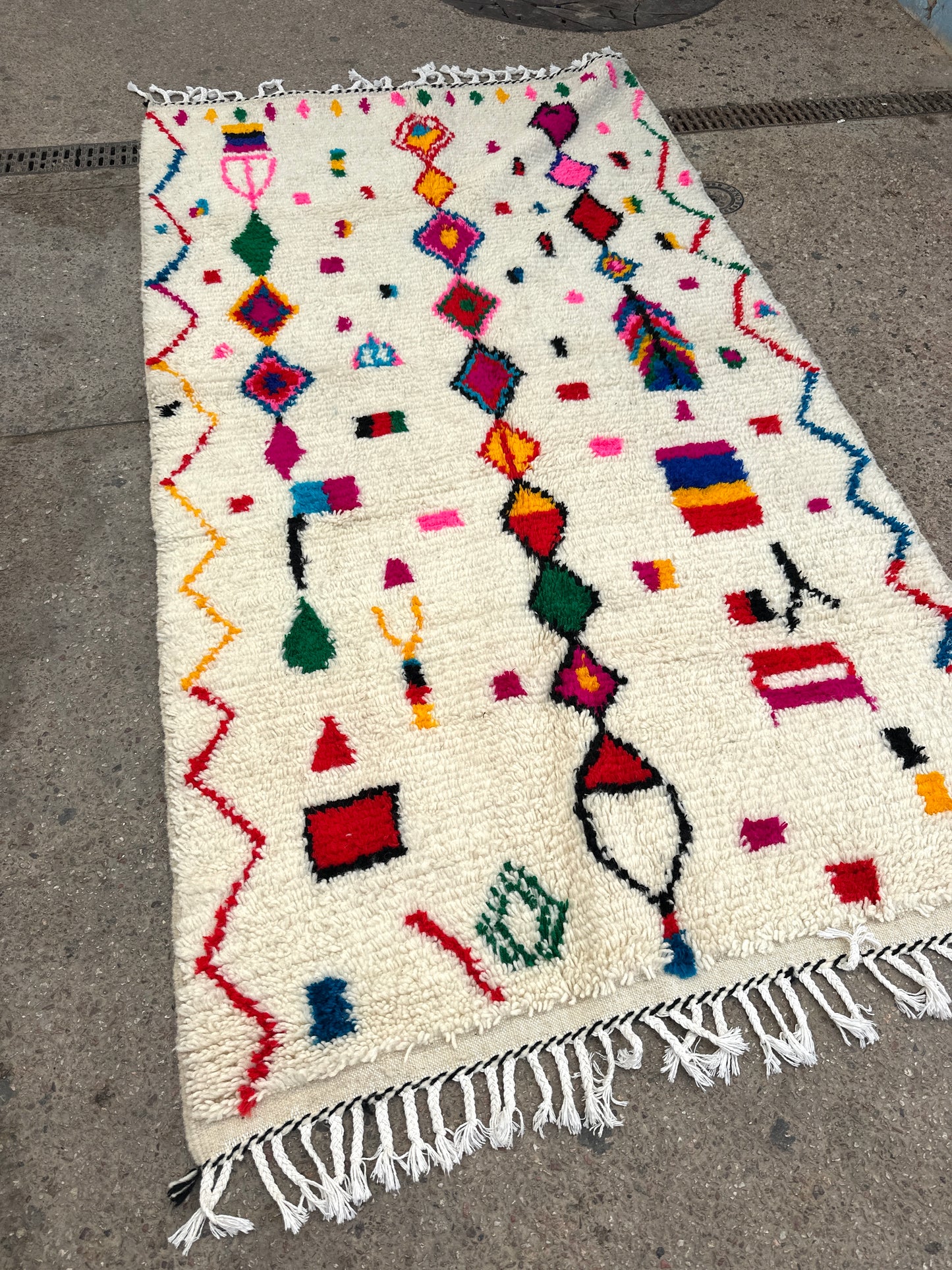 Handmade Azilal Rug, size 250 x 150 cm || 8.2 x 4.92 ft