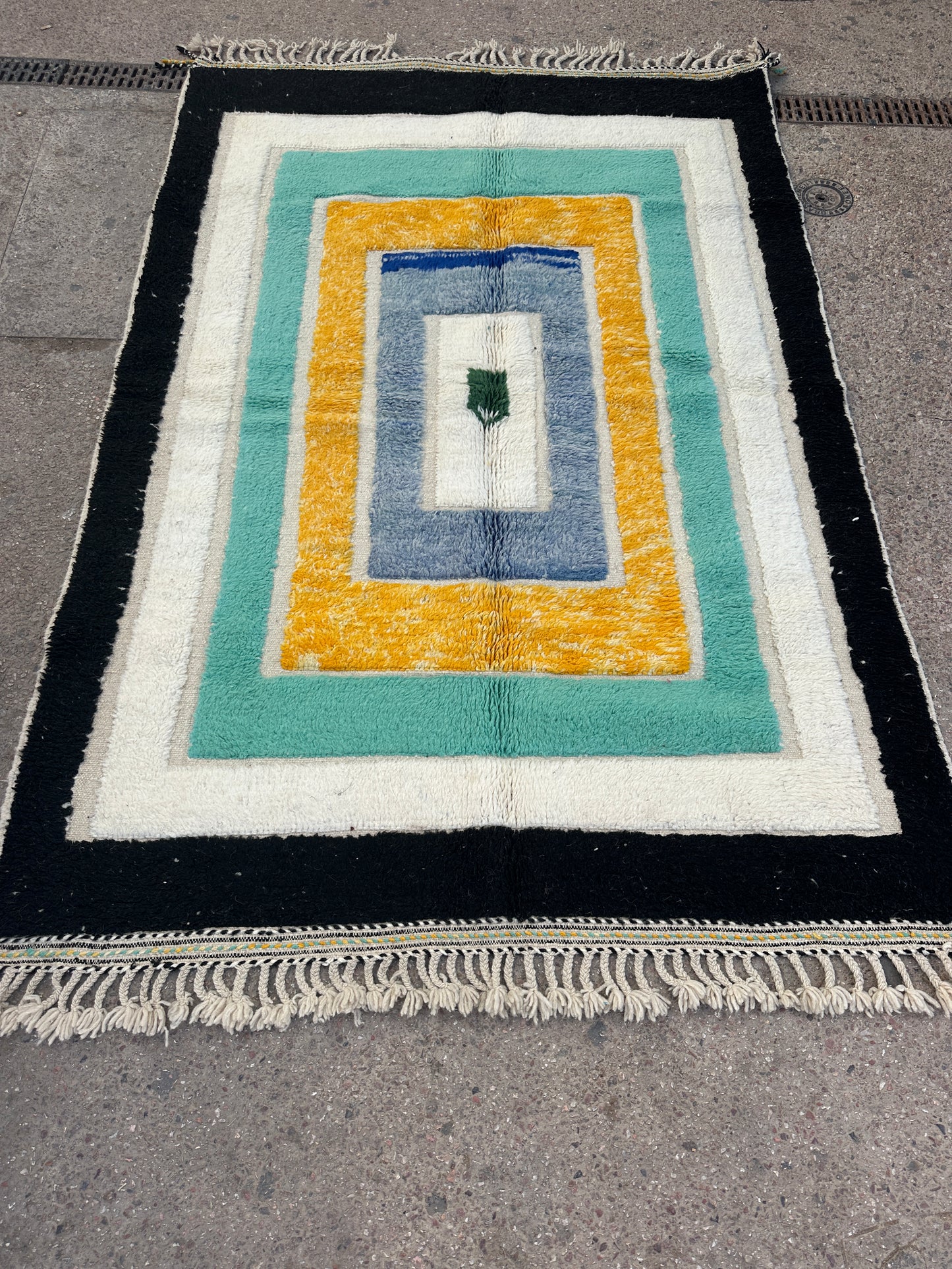 Handmade Beni Ouarain, size 250 x 150 cm || 8.2 x 4.92 ft