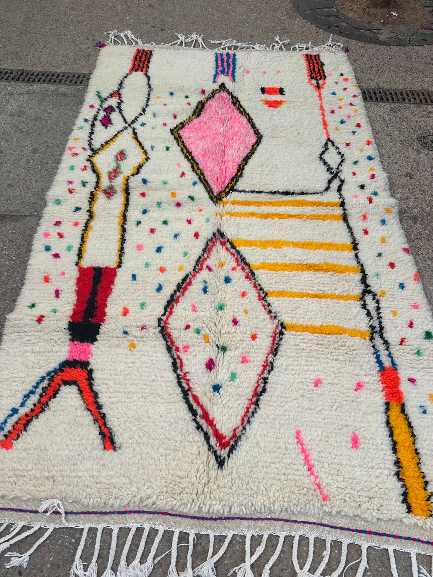 Handmade Azilal Rug, size 250 x 150 cm || 8.2 x 4.92 ft