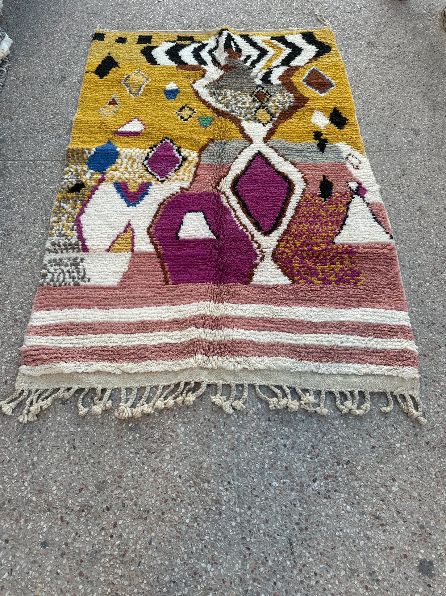 Handmade Azilal Rug, size 250 x 150 cm || 8.2 x 4.92 ft