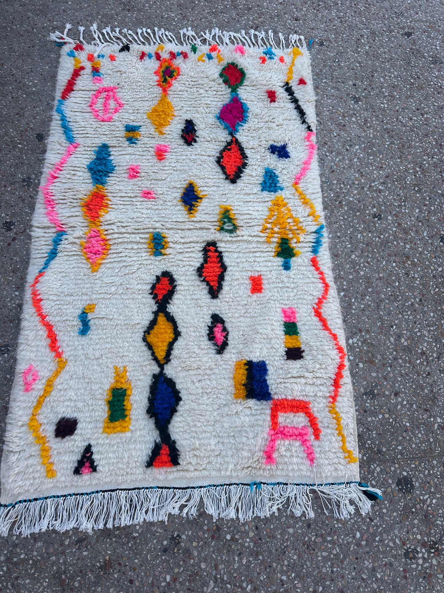 Handmade Azilal Rug, size 150 x 100 cm (4.92 x 3.28 ft)