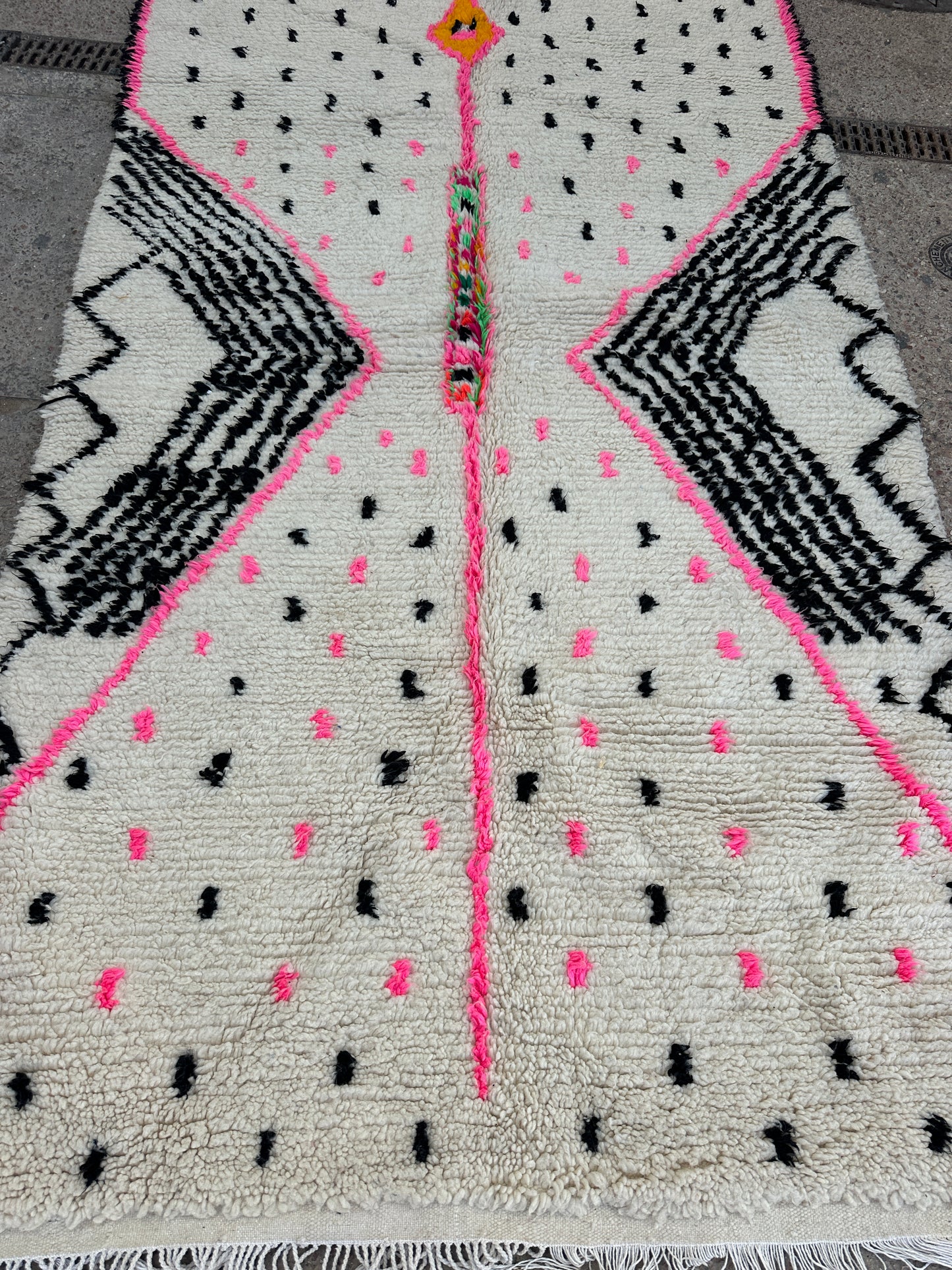 Handmade Azilal Rug, size 250 x 150 cm || 8.2 x 4.92 ft