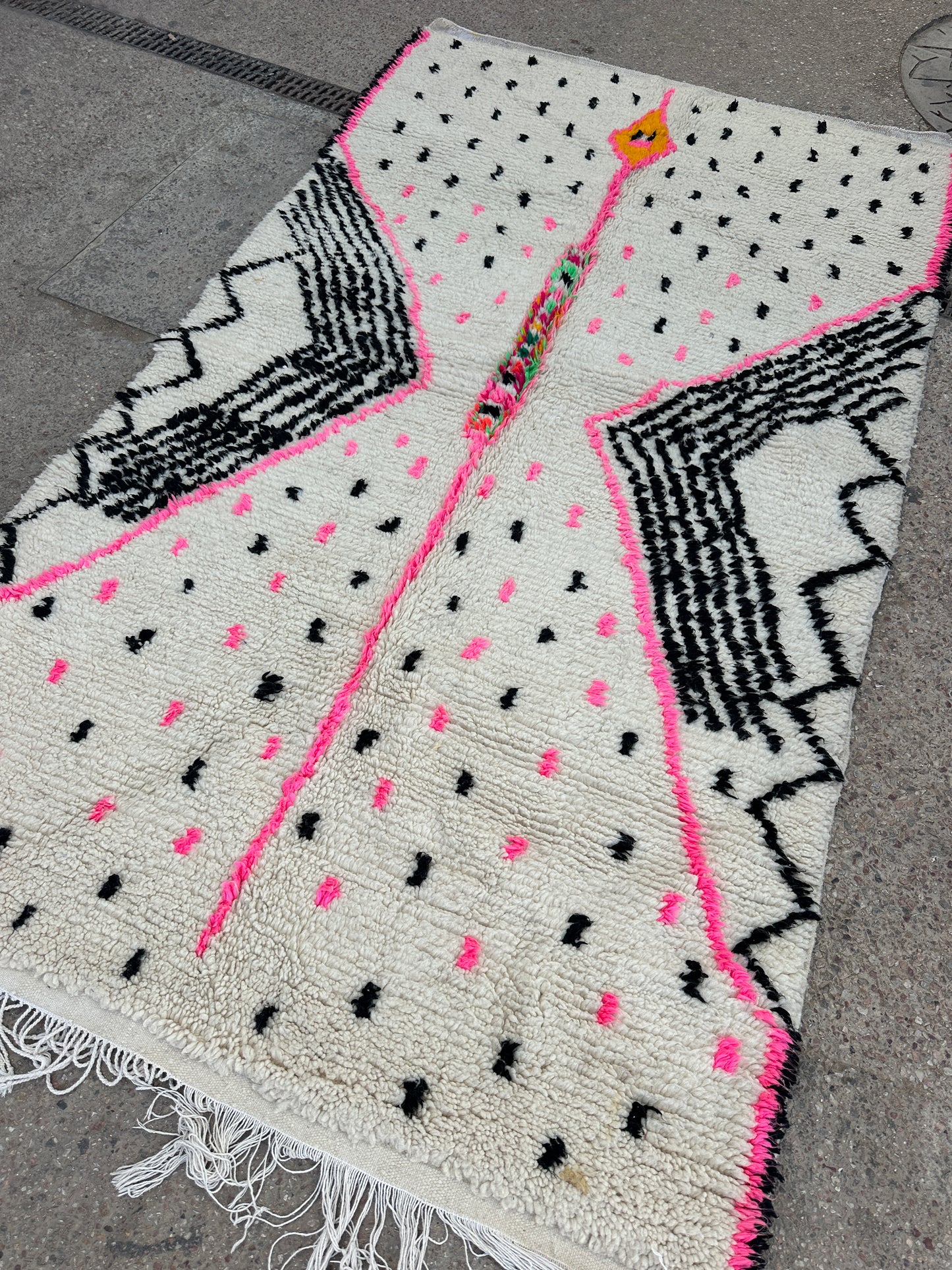 Handmade Azilal Rug, size 250 x 150 cm || 8.2 x 4.92 ft