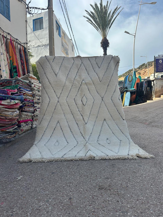 Beni Ouarain Rug size 250 x 150 cm || 8.2 x 4.92 ft