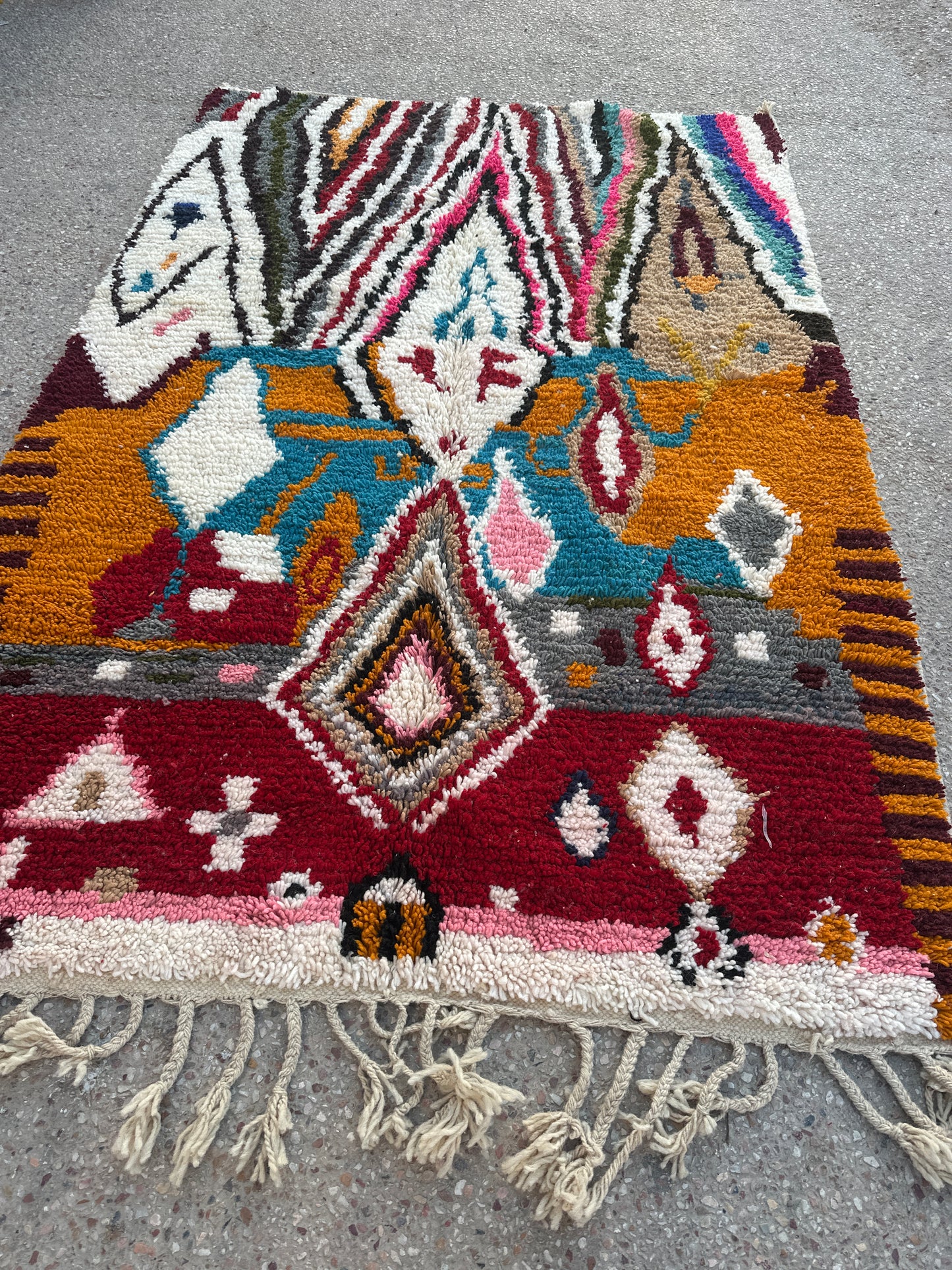 Handmade Azilal Rug, size 250 x 150 cm || 8.2 x 4.92 ft