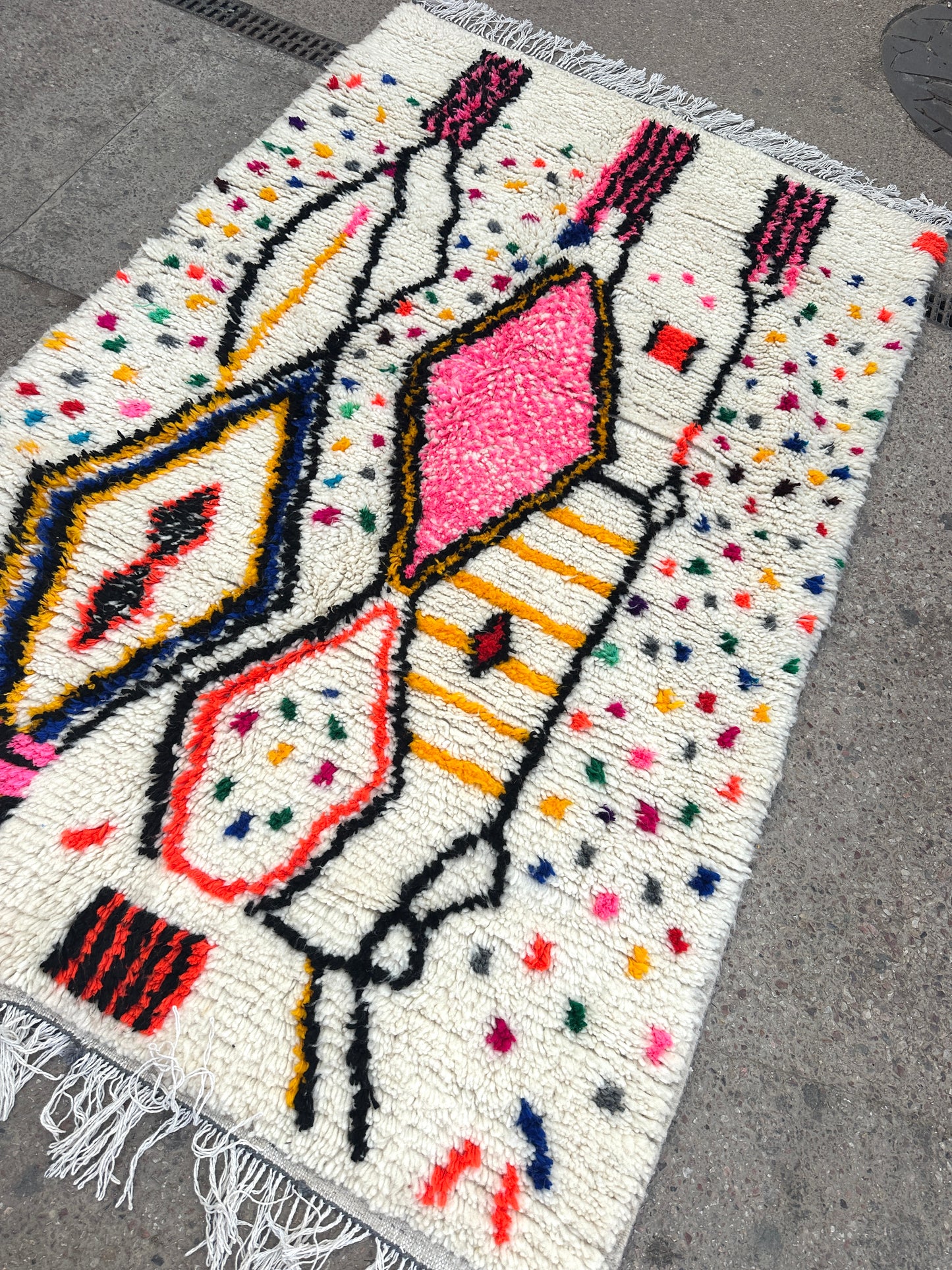 Handmade Azilal Rug, size 250 x 150 cm || 8.2 x 4.92 ft