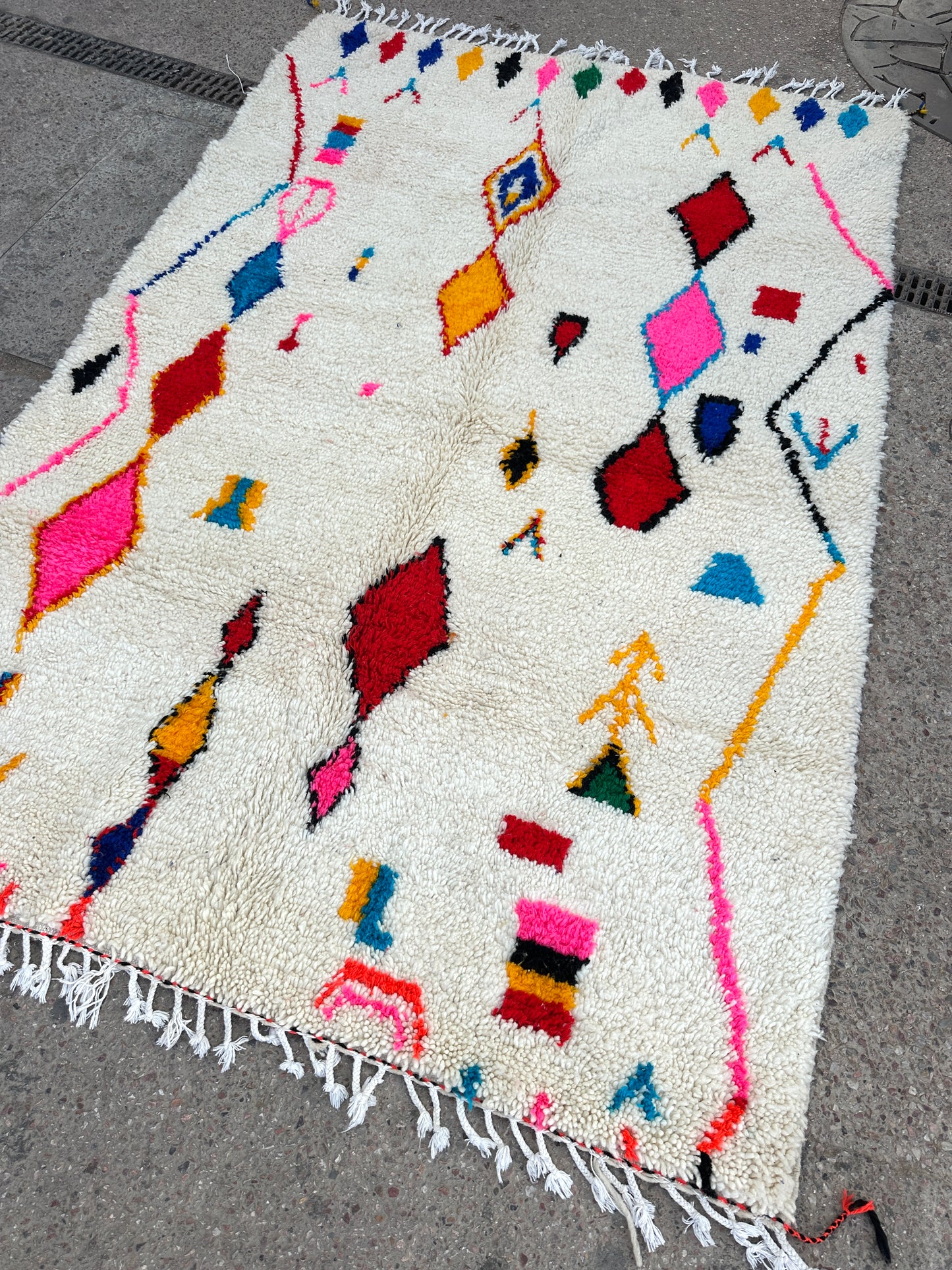Handmade Azilal Rug, size 250 x 150 cm || 8.2 x 4.92 ft