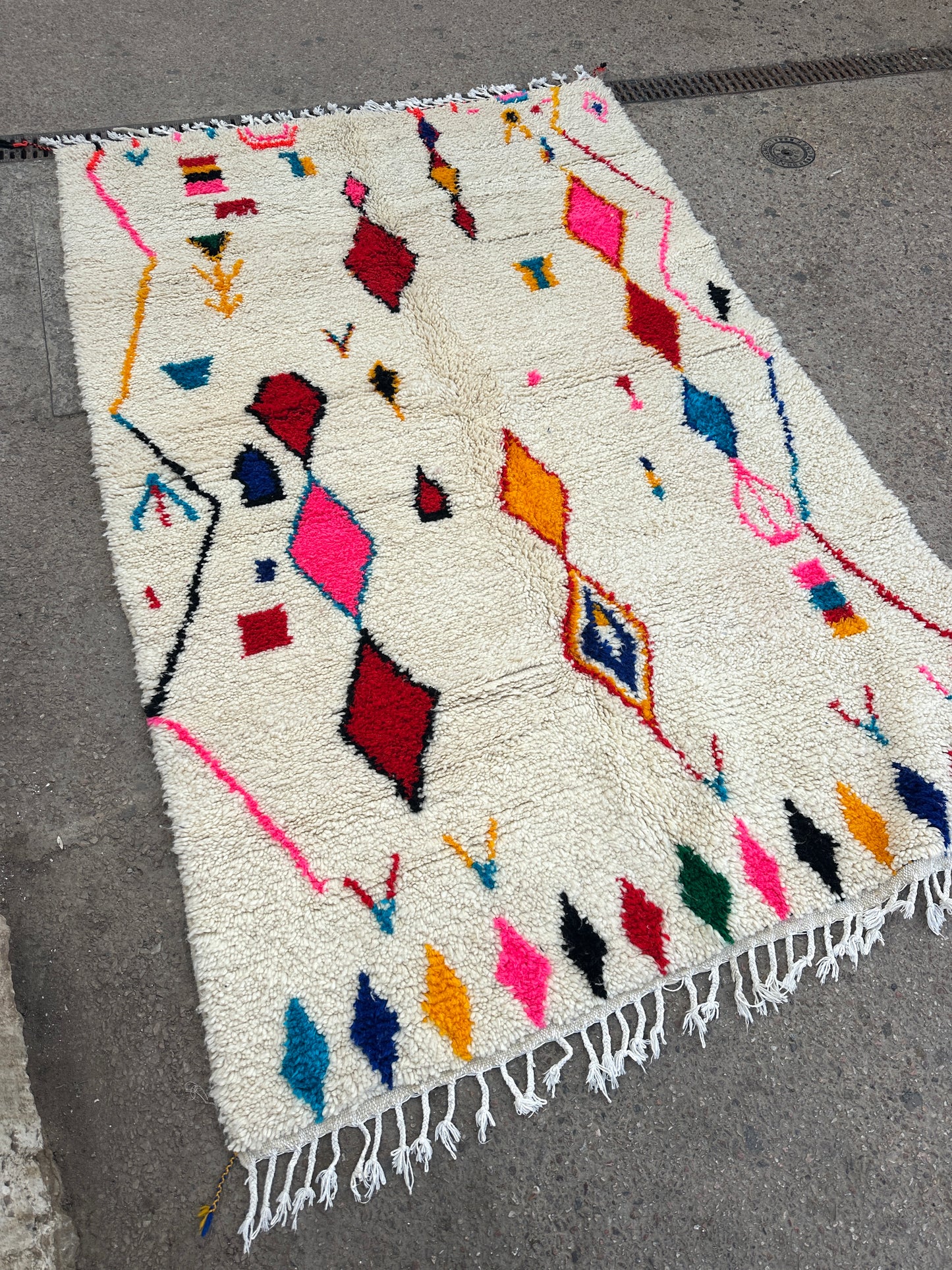 Handmade Azilal Rug, size 250 x 150 cm || 8.2 x 4.92 ft
