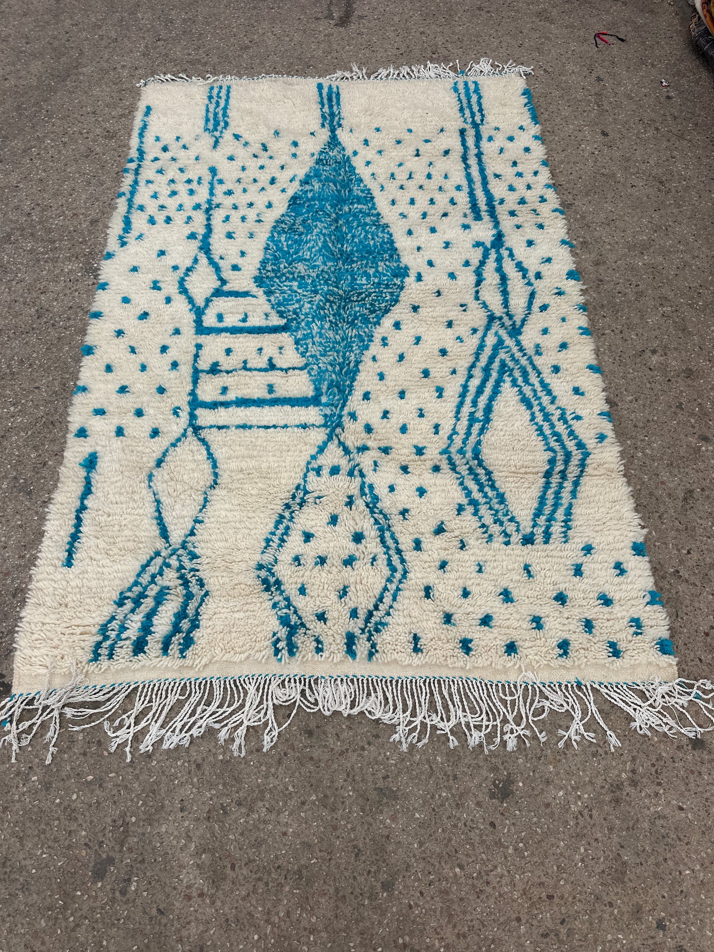 Handmade Azilal Rug, size 250 x 150 cm || 8.2 x 4.92 ft