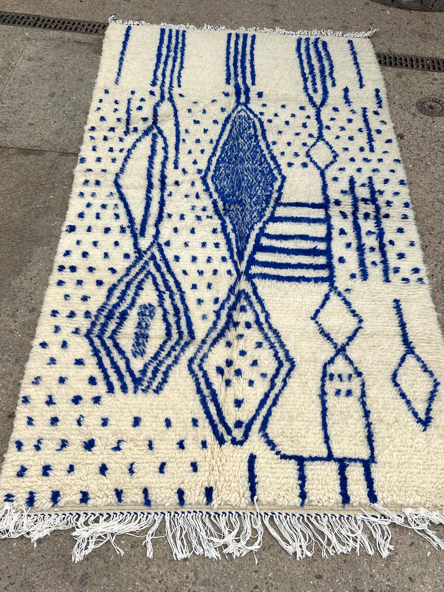 Handmade Azilal Rug, size 250 x 150 cm || 8.2 x 4.92 ft