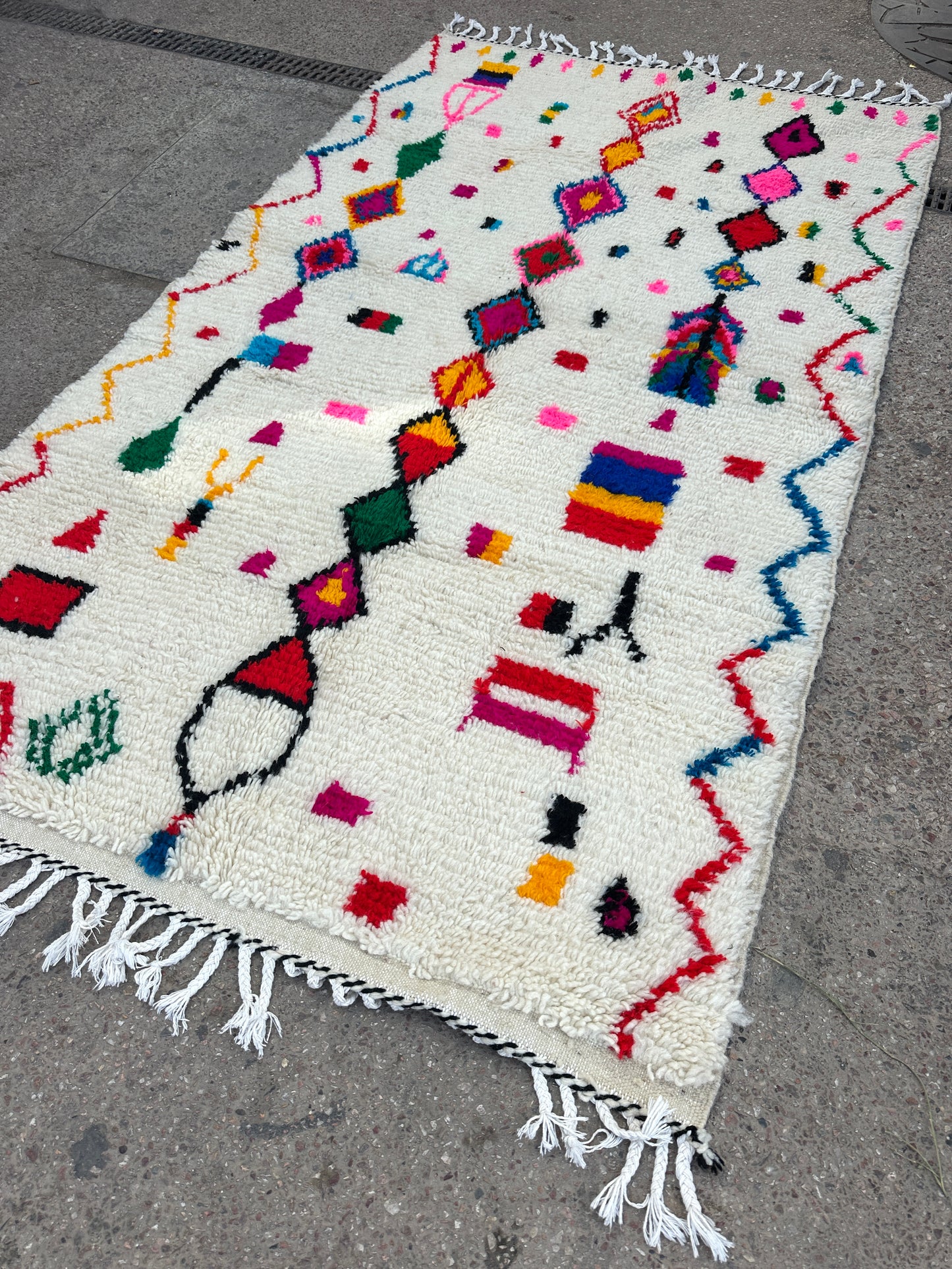Handmade Azilal Rug, size 250 x 150 cm || 8.2 x 4.92 ft