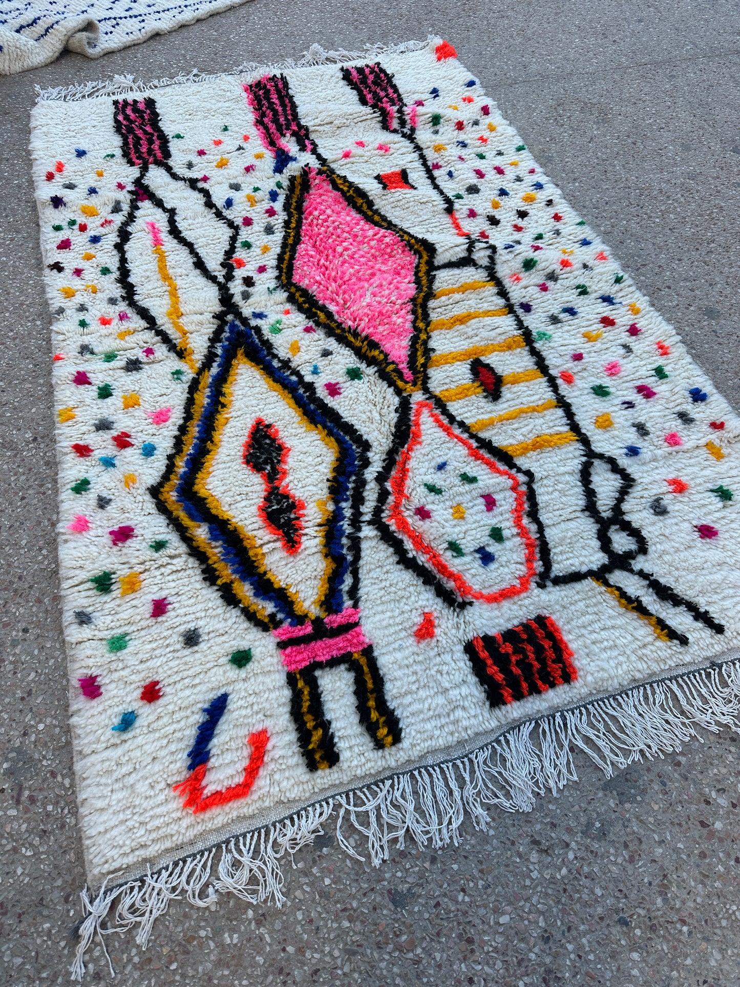Handmade Azilal Rug, size 250 x 150 cm || 8.2 x 4.92 ft