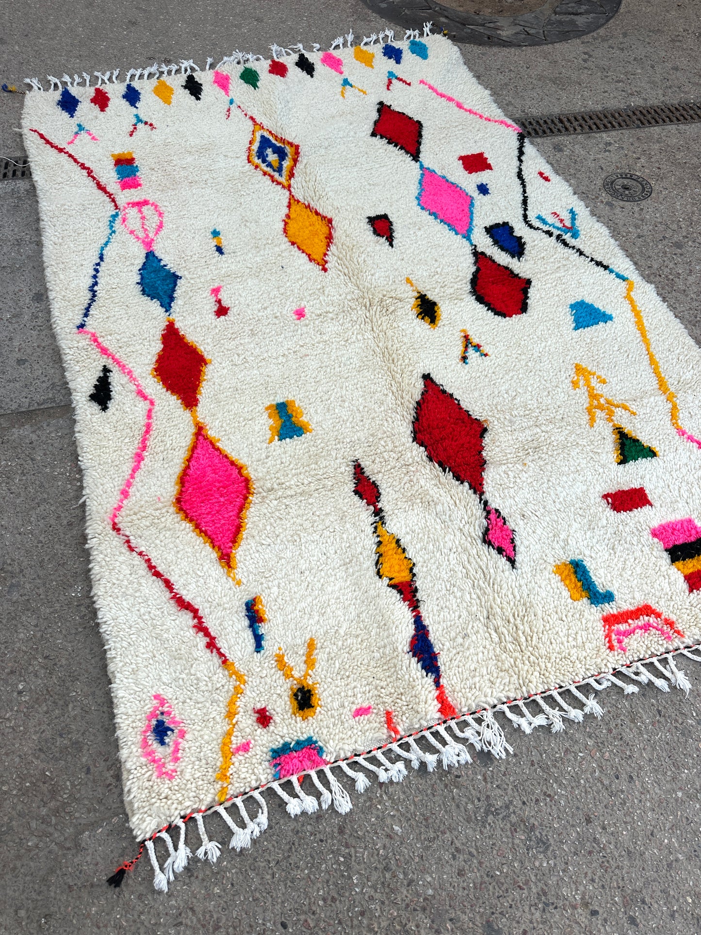 Handmade Azilal Rug, size 250 x 150 cm || 8.2 x 4.92 ft