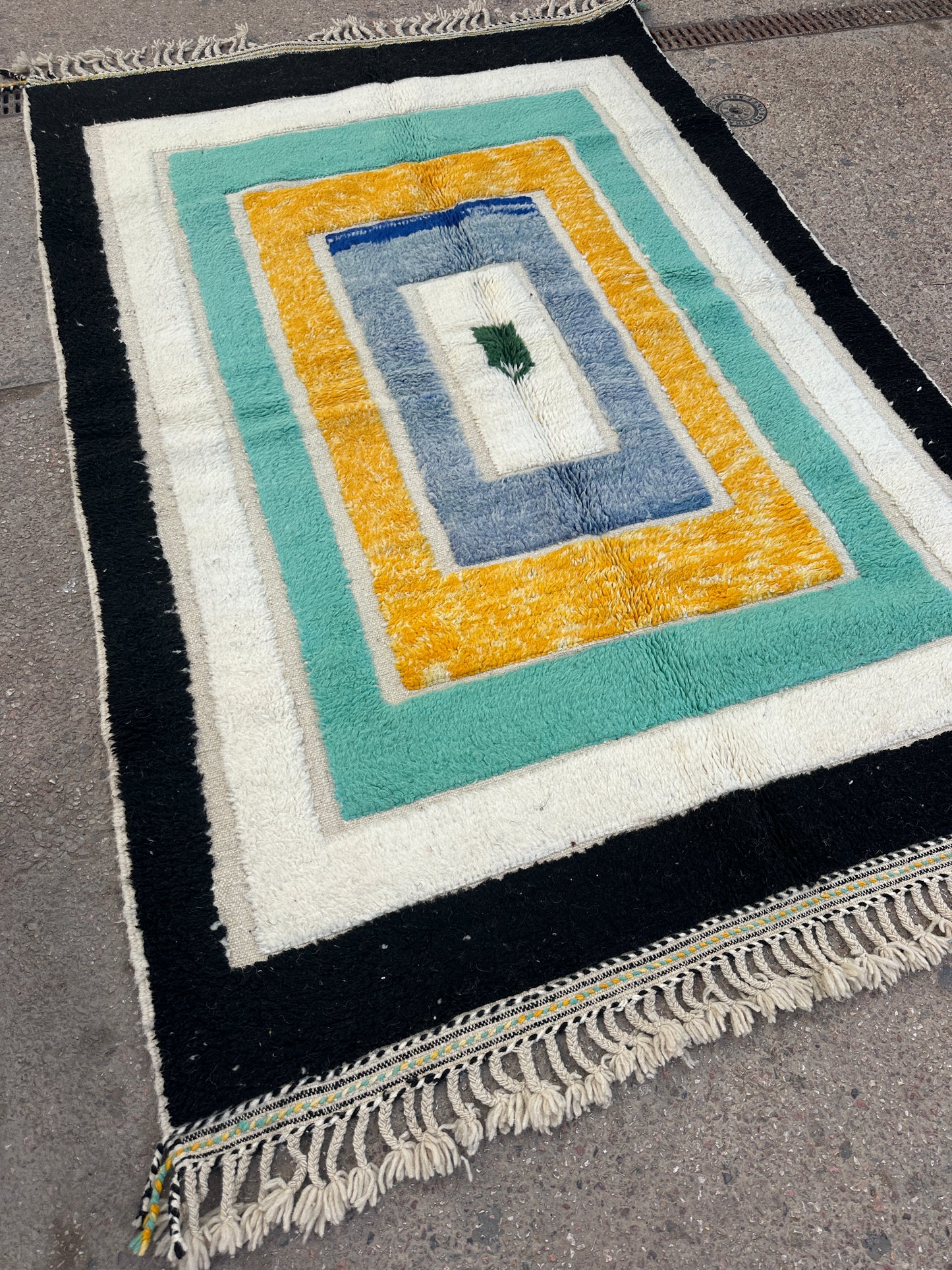 Handmade Beni Ouarain, size 250 x 150 cm || 8.2 x 4.92 ft