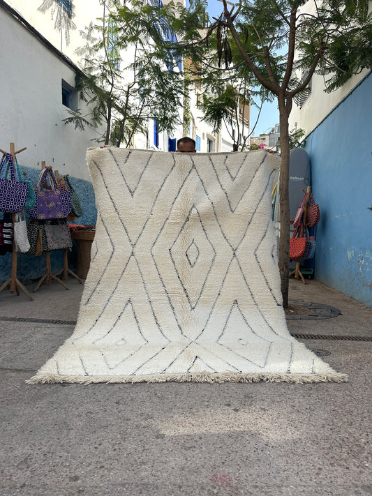 Handmade Beni Ouarain, size 250 x 150 cm || 8.2 x 4.92 ft