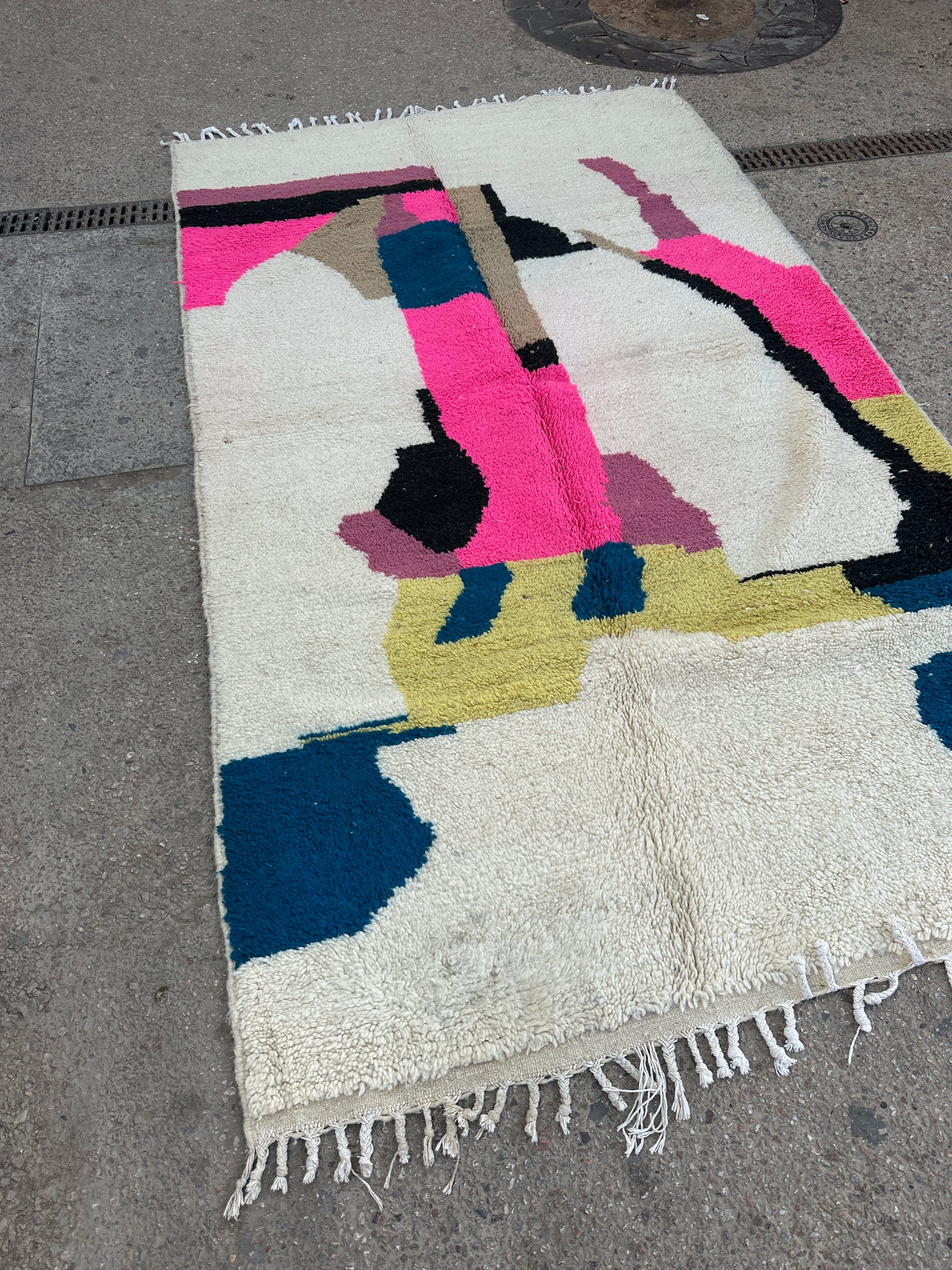 Handmade Azilal Rug, size 250 x 150 cm || 8.2 x 4.92 ft