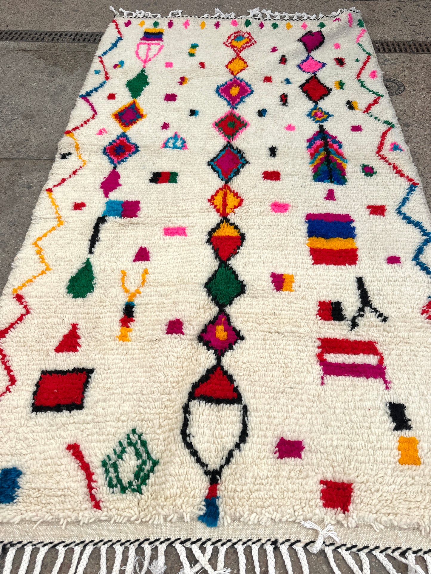 Handmade Azilal Rug, size 250 x 150 cm || 8.2 x 4.92 ft