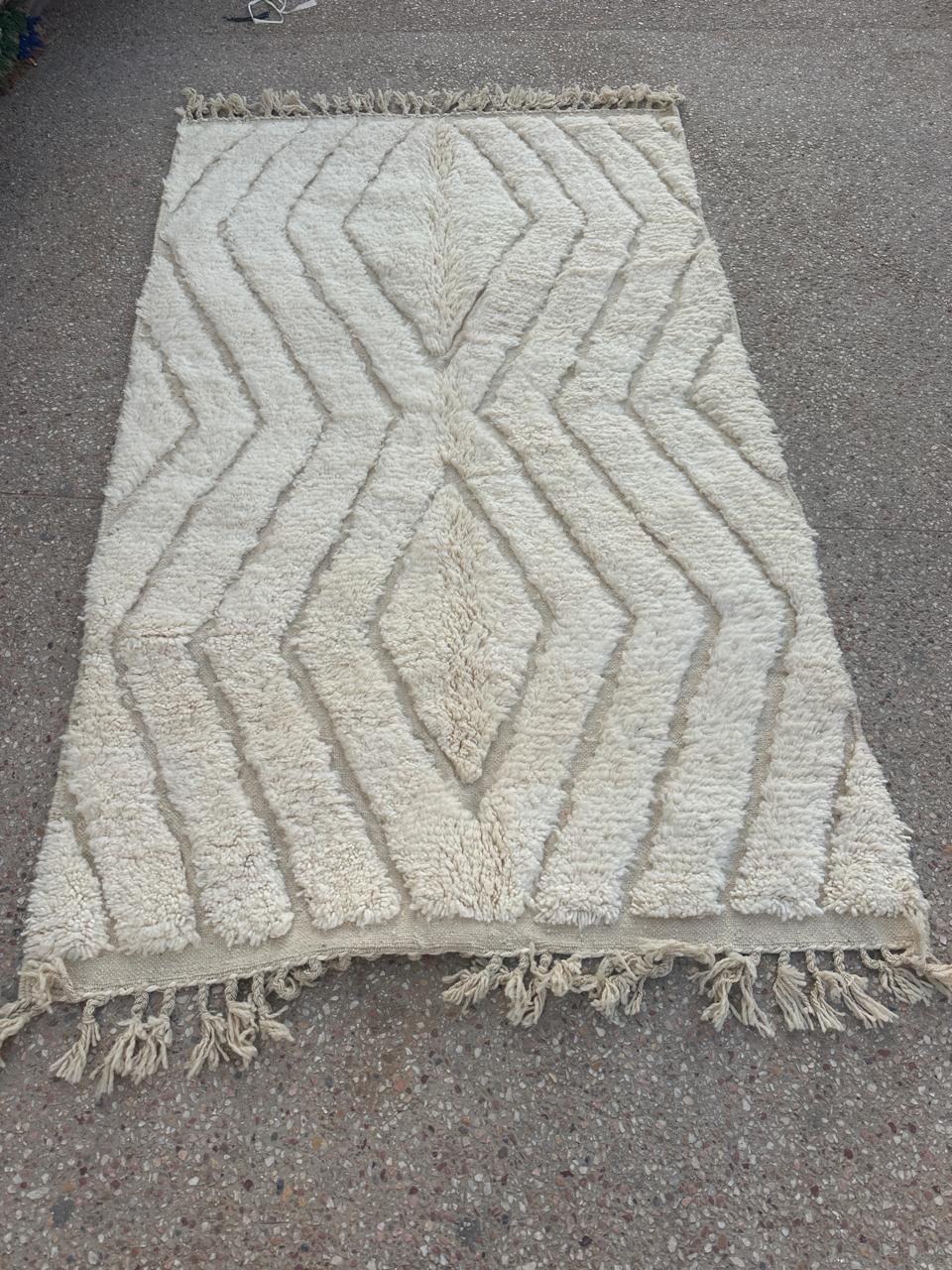 Handmade Beni Ouarain, size 250 x 150 cm || 8.2 x 4.92 ft