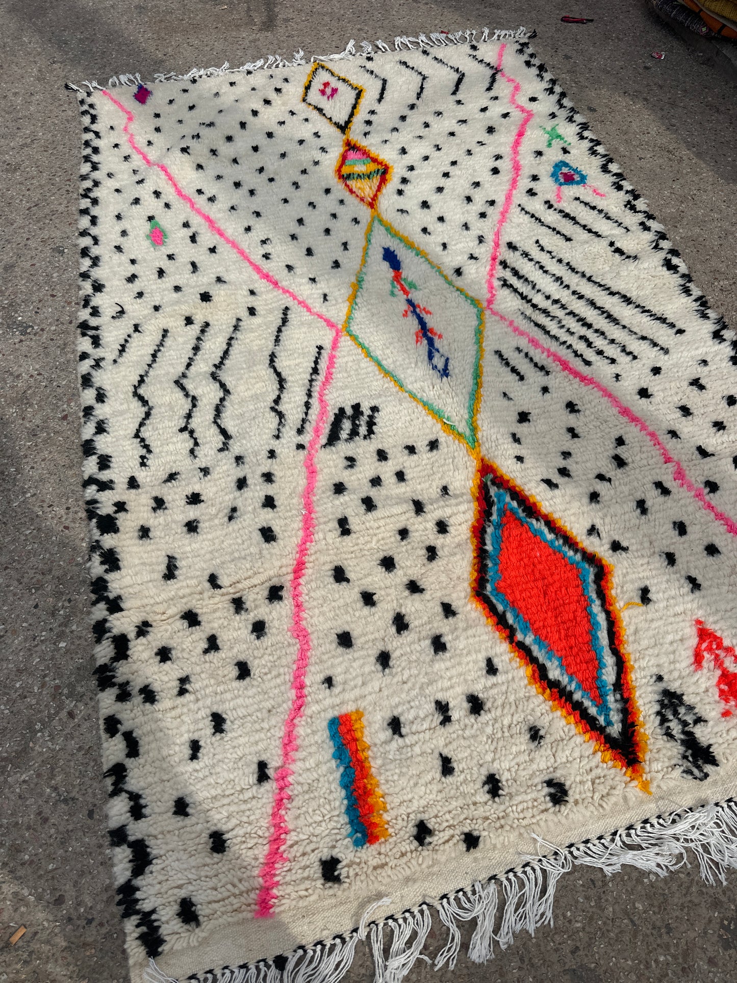 Handmade Azilal Rug, size 250 x 150 cm || 8.2 x 4.92 ft