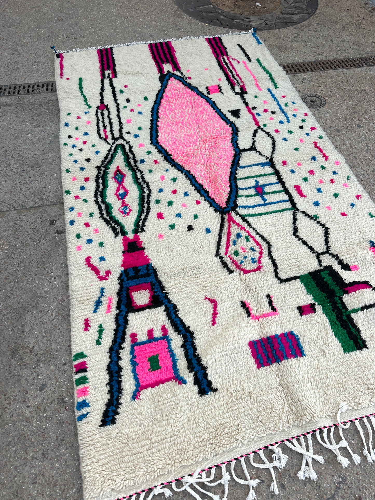 Handmade Azilal Rug, size 250 x 150 cm || 8.2 x 4.92 ft