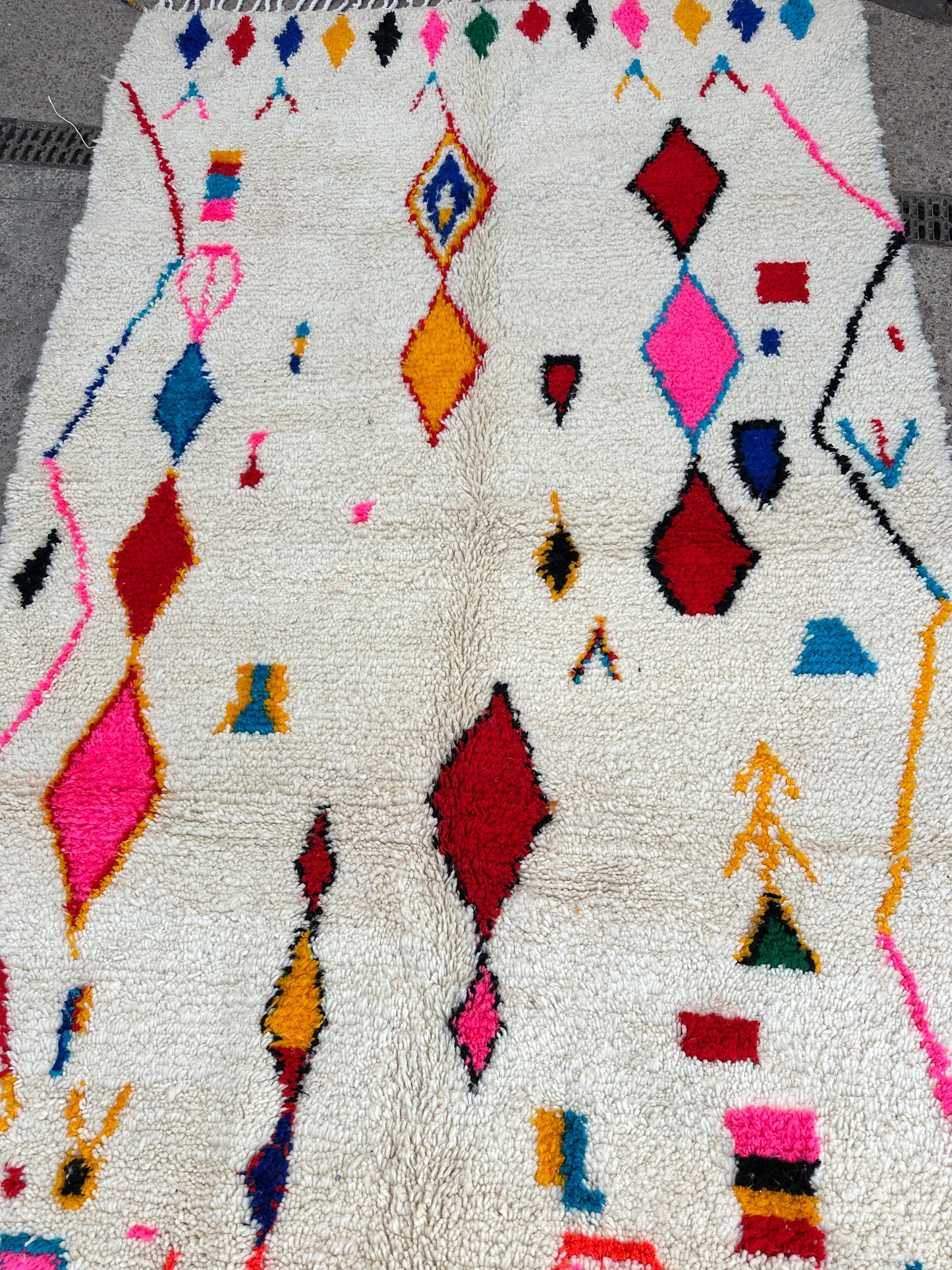 Handmade Azilal Rug, size 250 x 150 cm || 8.2 x 4.92 ft