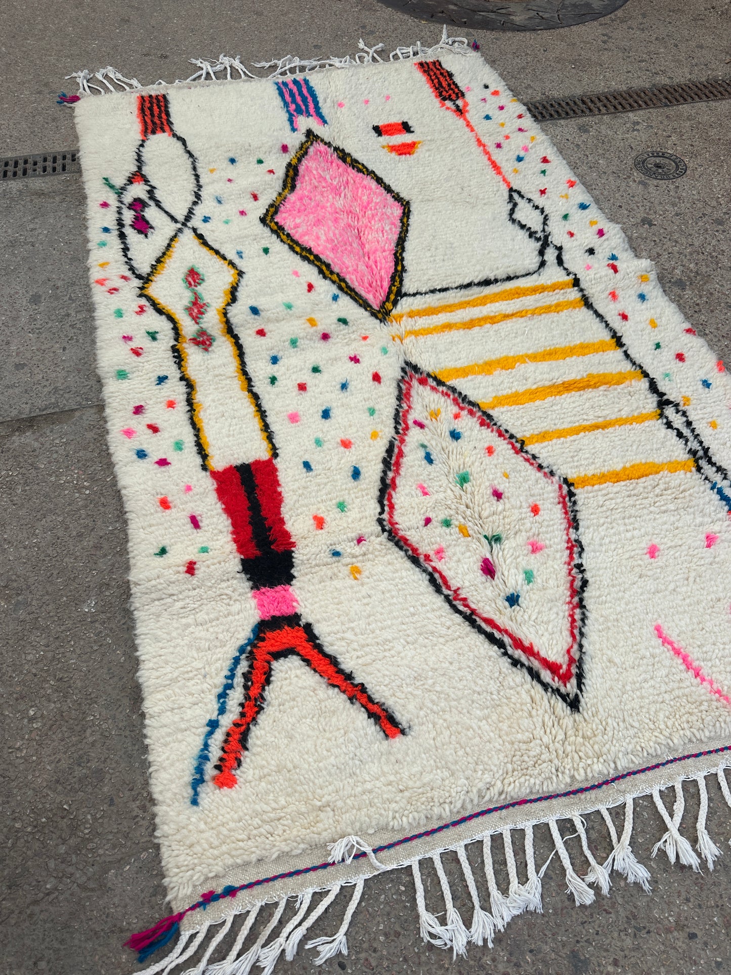 Handmade Azilal Rug, size 250 x 150 cm || 8.2 x 4.92 ft