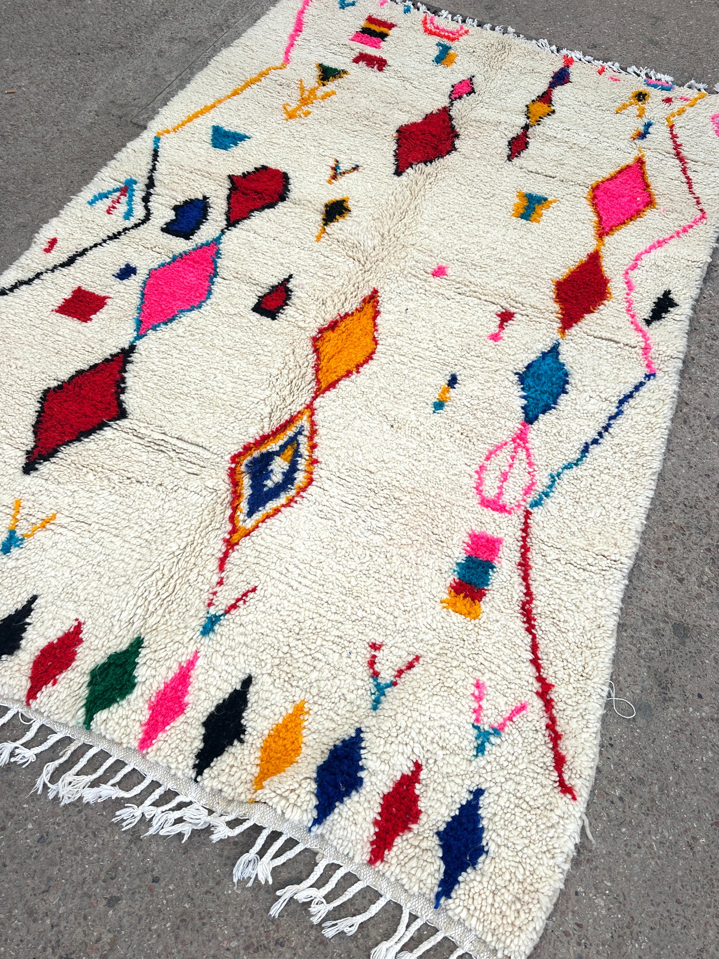 Handmade Azilal Rug, size 250 x 150 cm || 8.2 x 4.92 ft