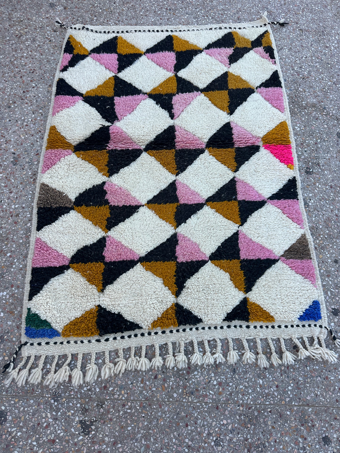 Handmade Azilal Rug, size 150 x 100 cm (4.92 x 3.28 ft)
