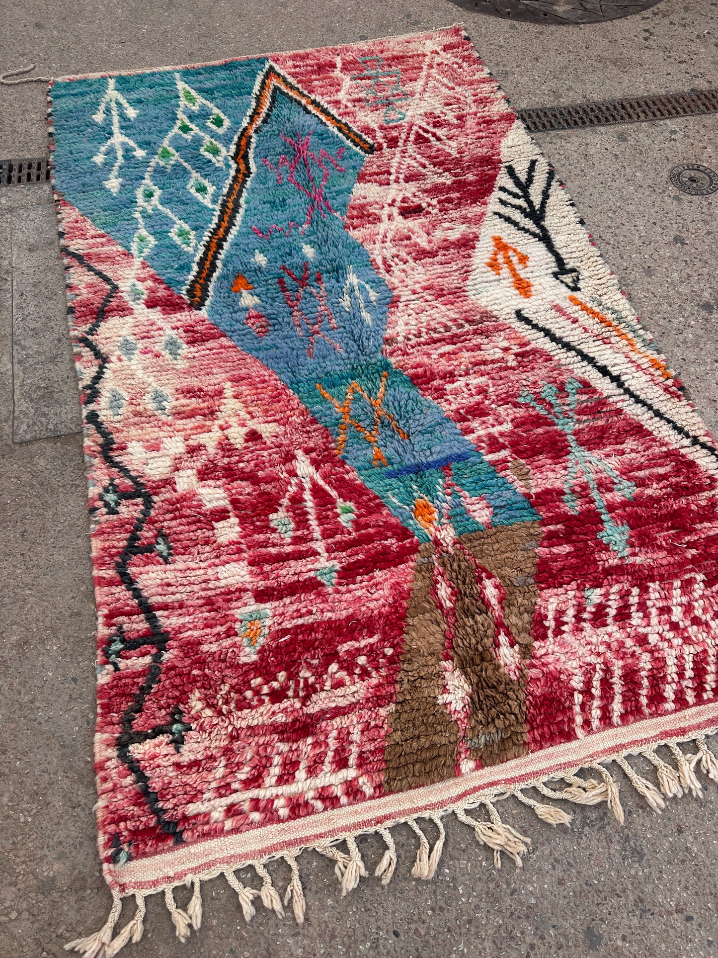 Handmade Azilal Rug, size 250 x 150 cm || 8.2 x 4.92 ft