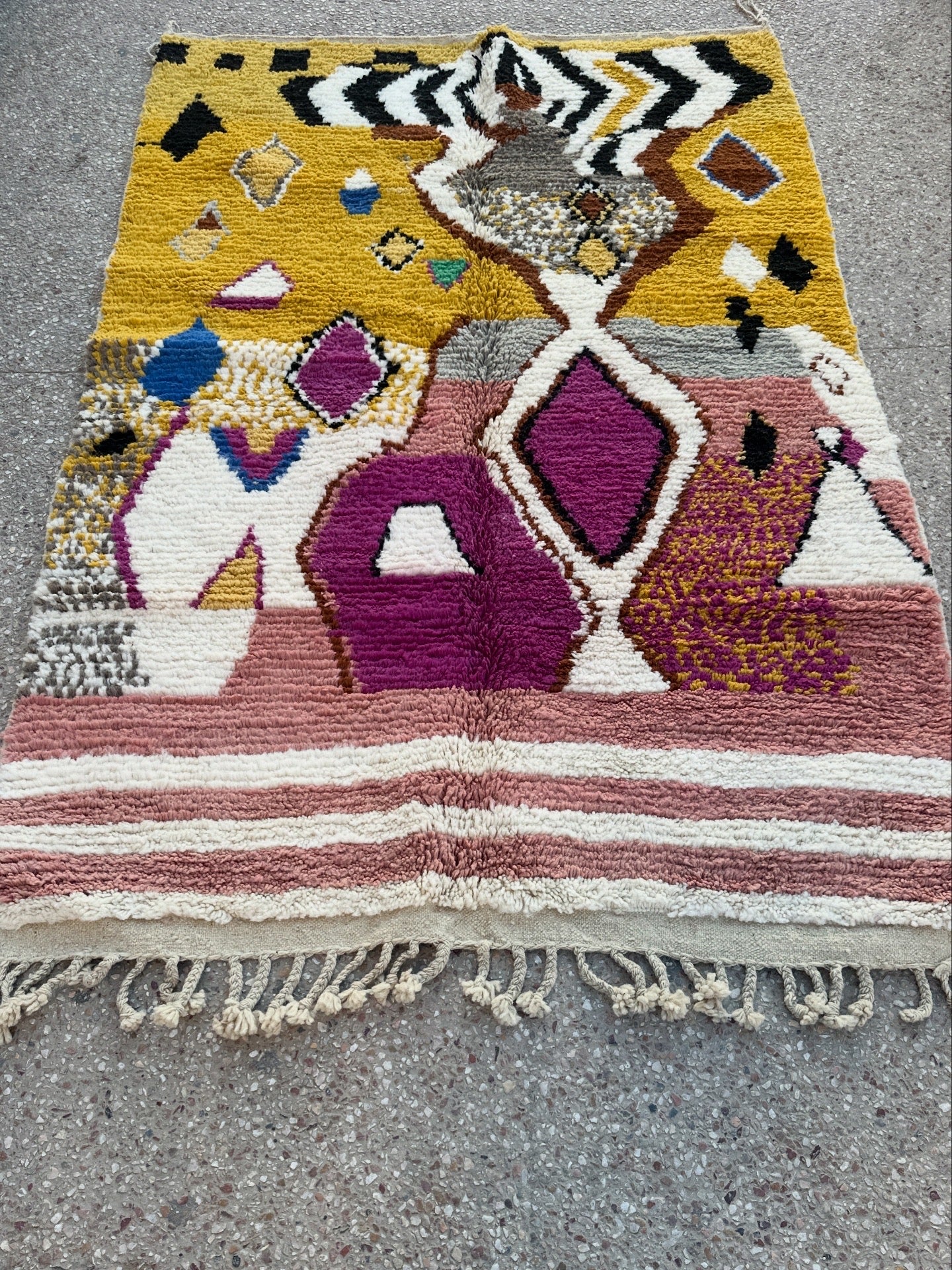 Handmade Azilal Rug, size 250 x 150 cm || 8.2 x 4.92 ft