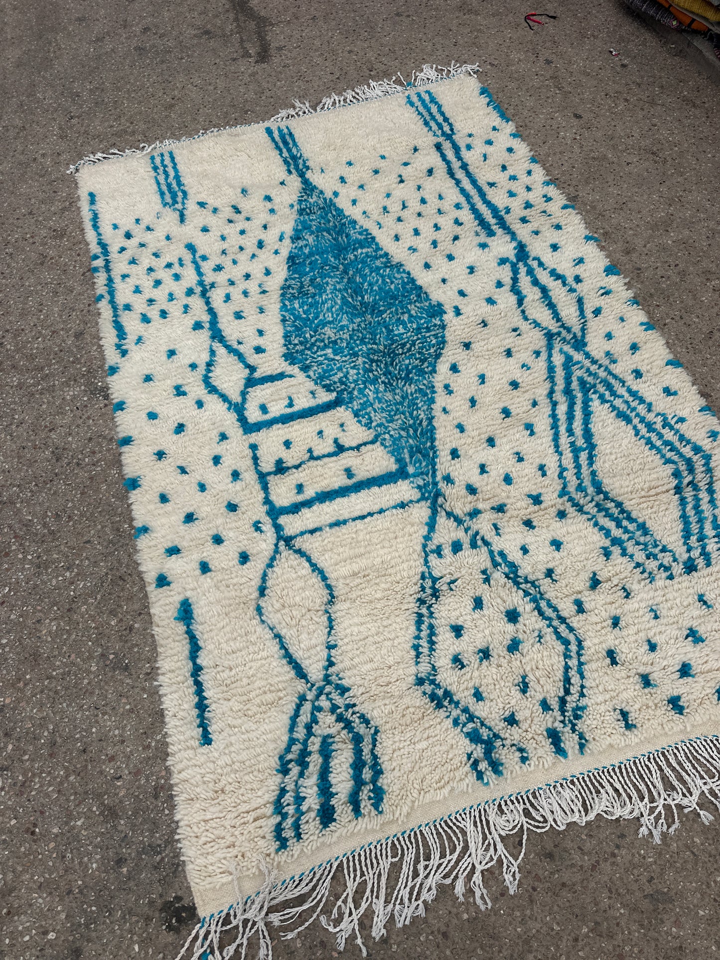 Handmade Azilal Rug, size 250 x 150 cm || 8.2 x 4.92 ft