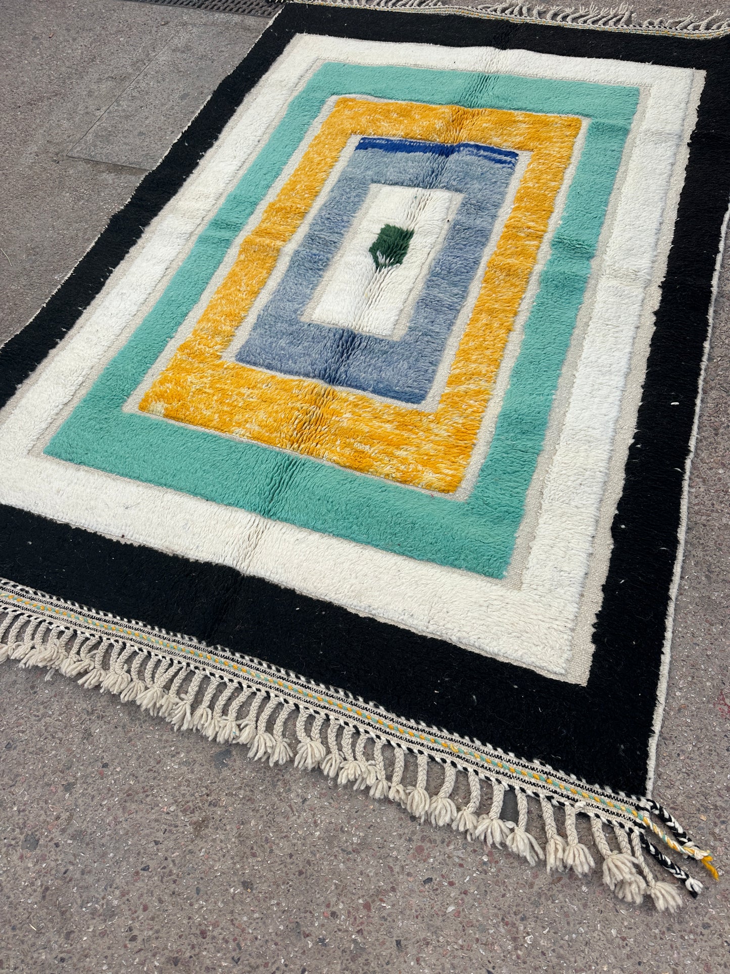 Handmade Beni Ouarain, size 250 x 150 cm || 8.2 x 4.92 ft