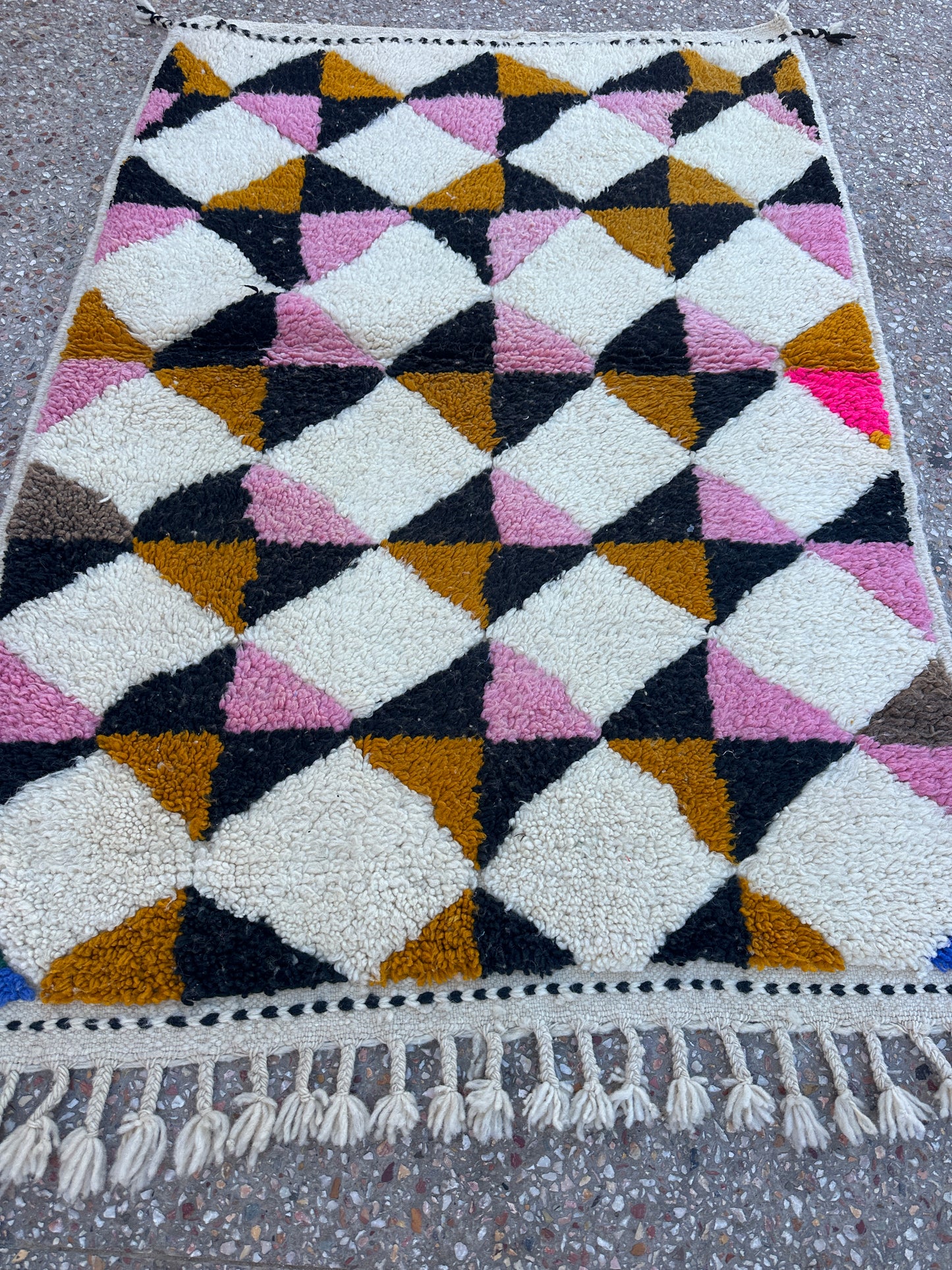 Handmade Azilal Rug, size 150 x 100 cm (4.92 x 3.28 ft)