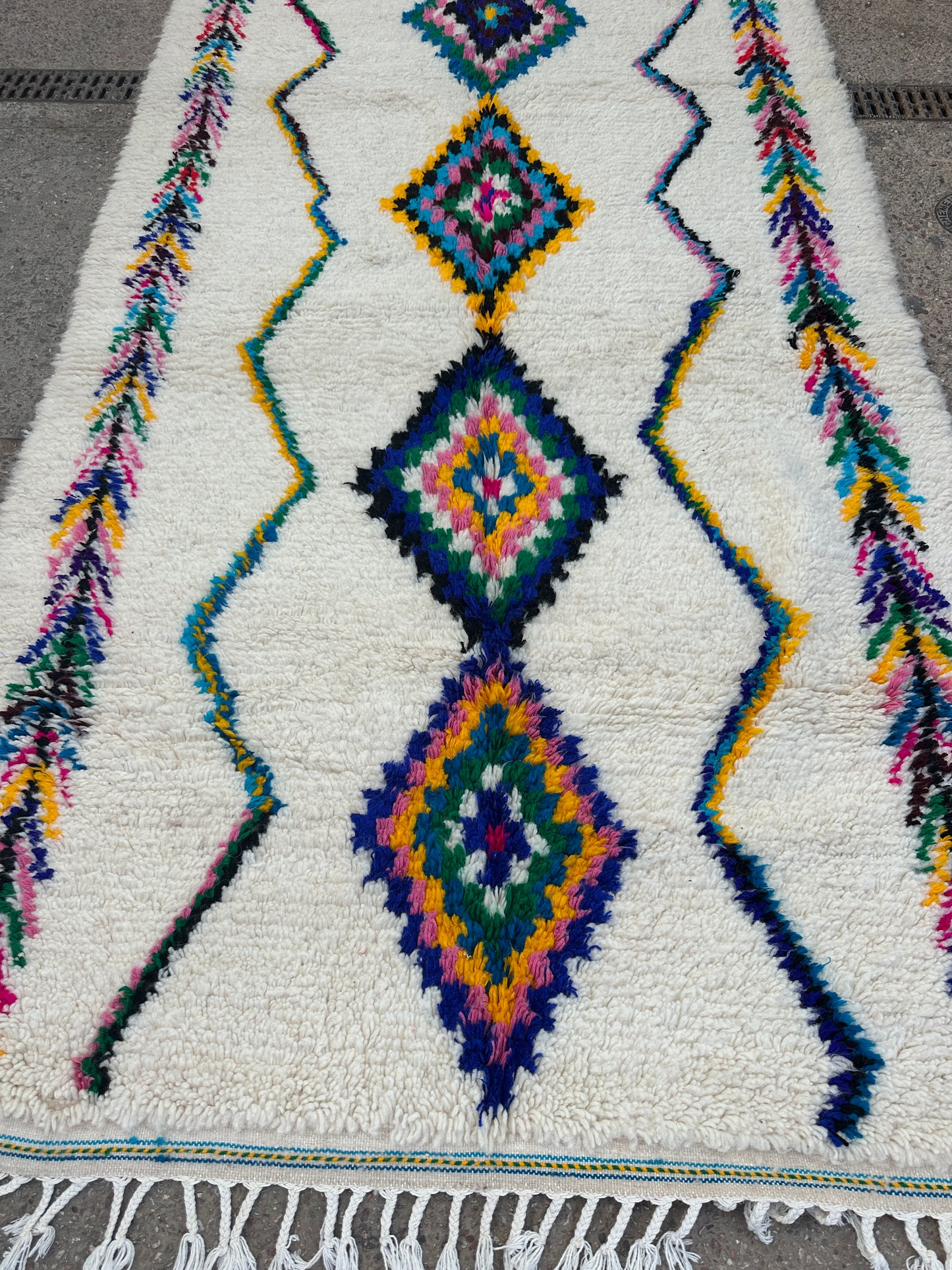 Handmade Azilal Rug, size 250 x 150 cm || 8.2 x 4.92 ft