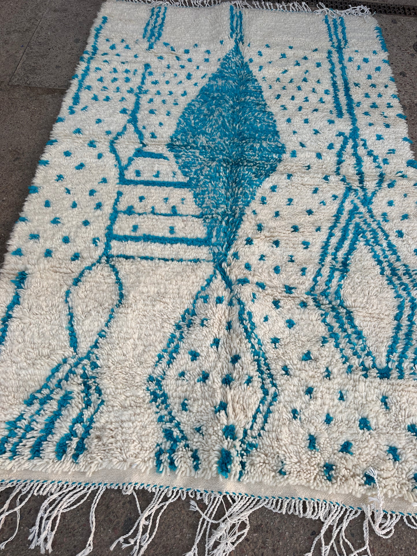 Handmade Azilal Rug, size 250 x 150 cm || 8.2 x 4.92 ft
