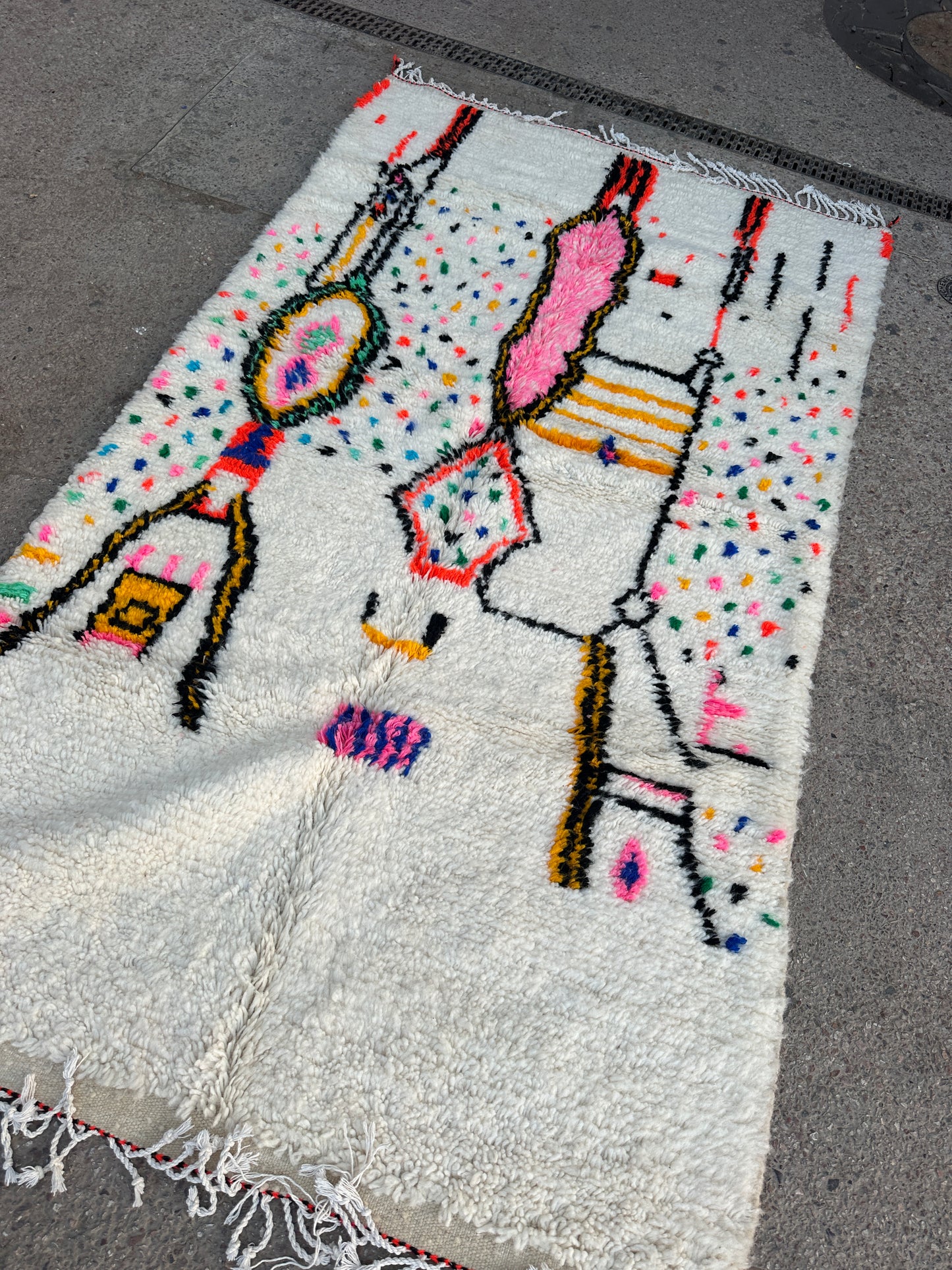 Handmade Azilal Rug, size 250 x 150 cm || 8.2 x 4.92 ft