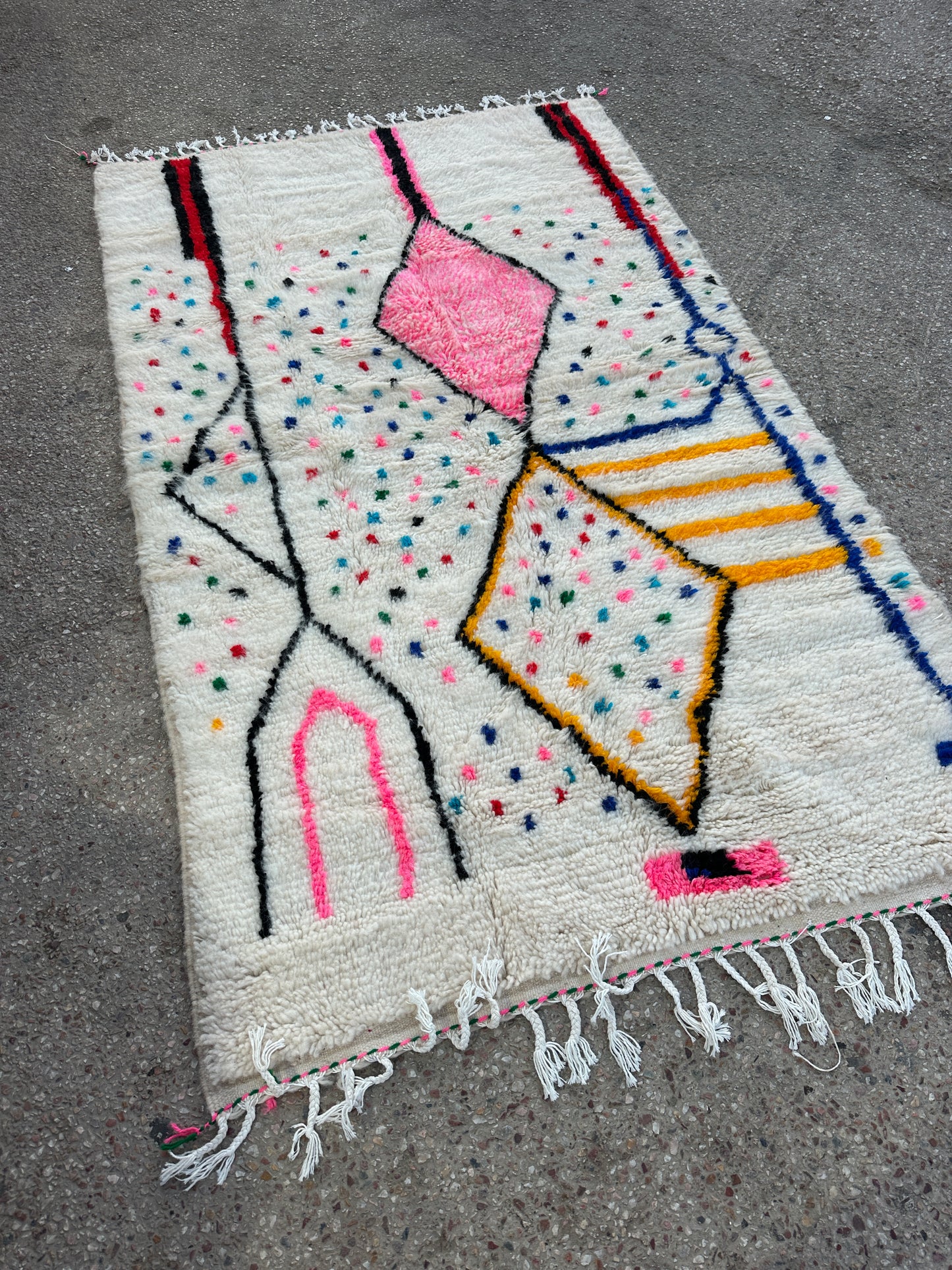 Handmade Azilal Rug, size 250 x 150 cm || 8.2 x 4.92 ft