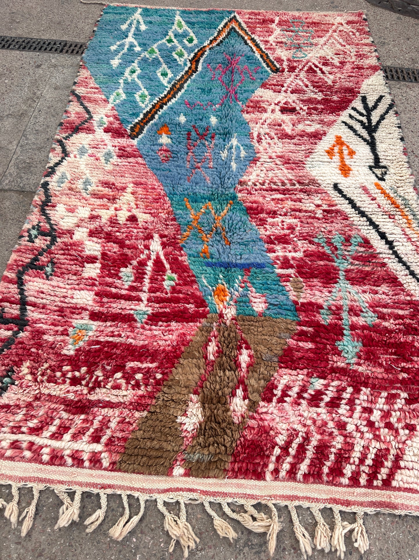 Handmade Azilal Rug, size 250 x 150 cm || 8.2 x 4.92 ft
