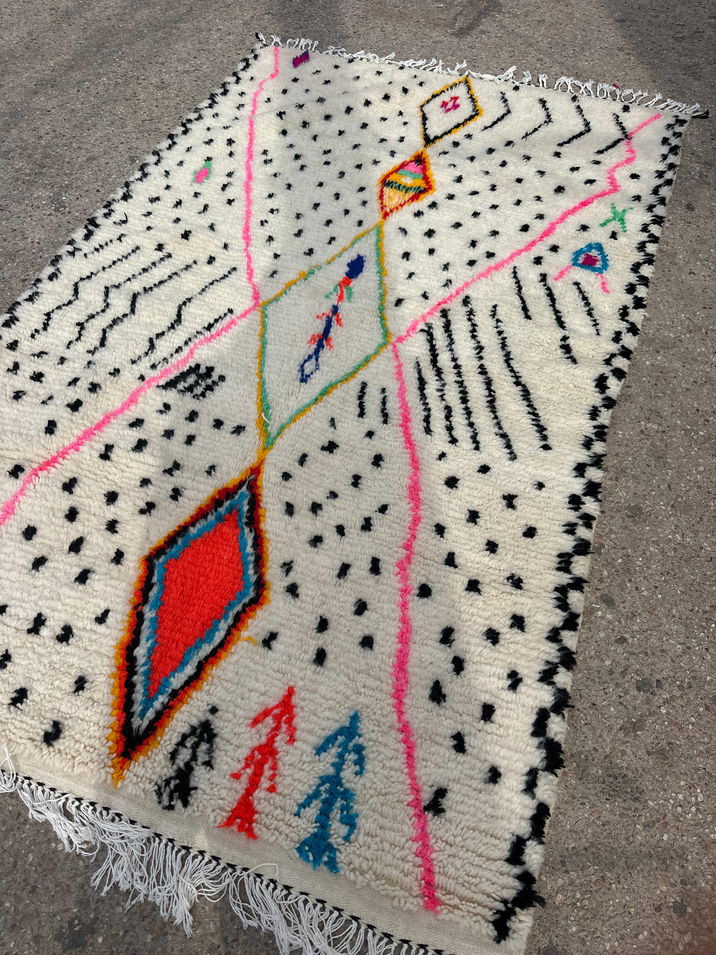 Handmade Azilal Rug, size 250 x 150 cm || 8.2 x 4.92 ft