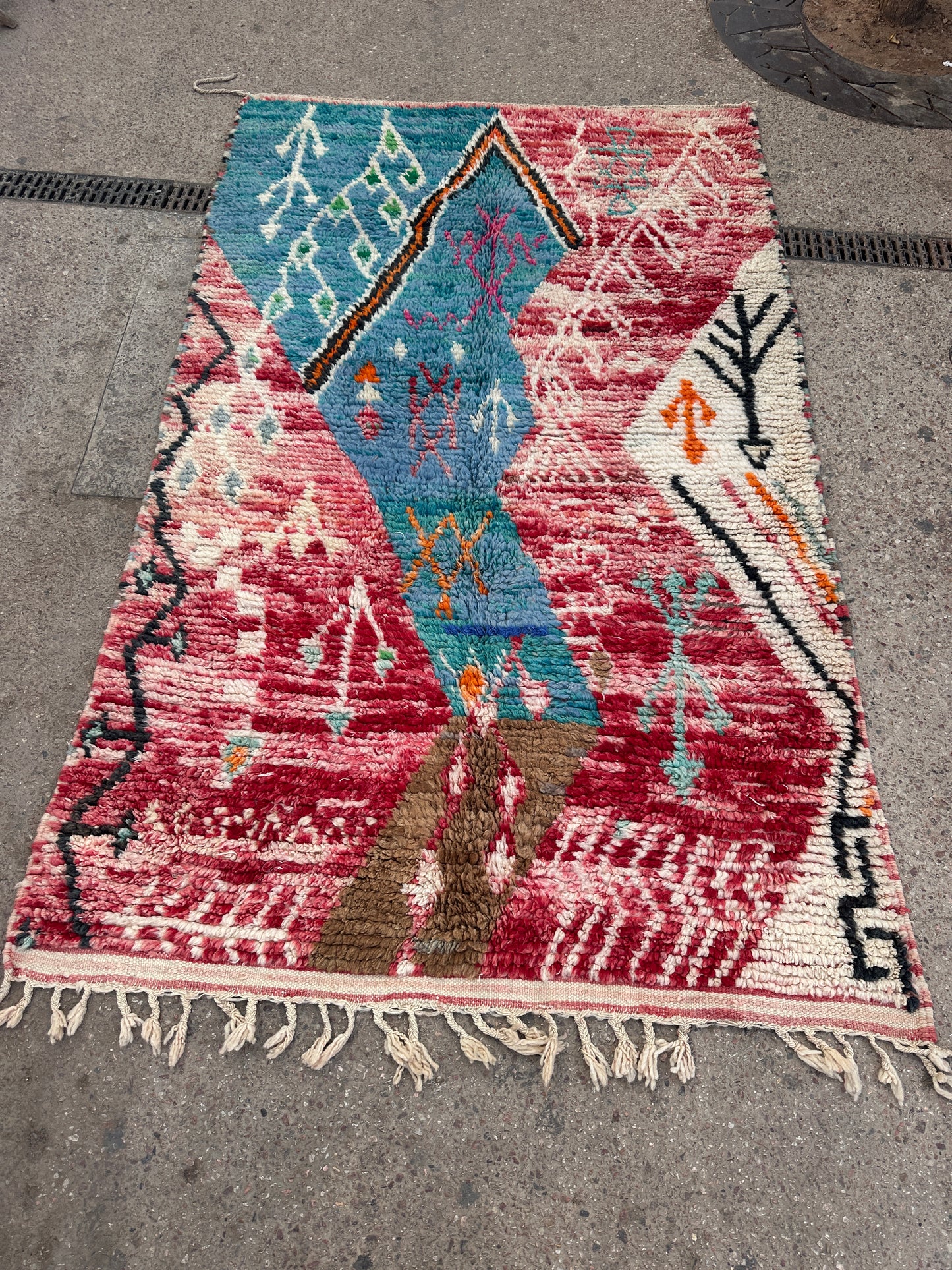 Handmade Azilal Rug, size 250 x 150 cm || 8.2 x 4.92 ft