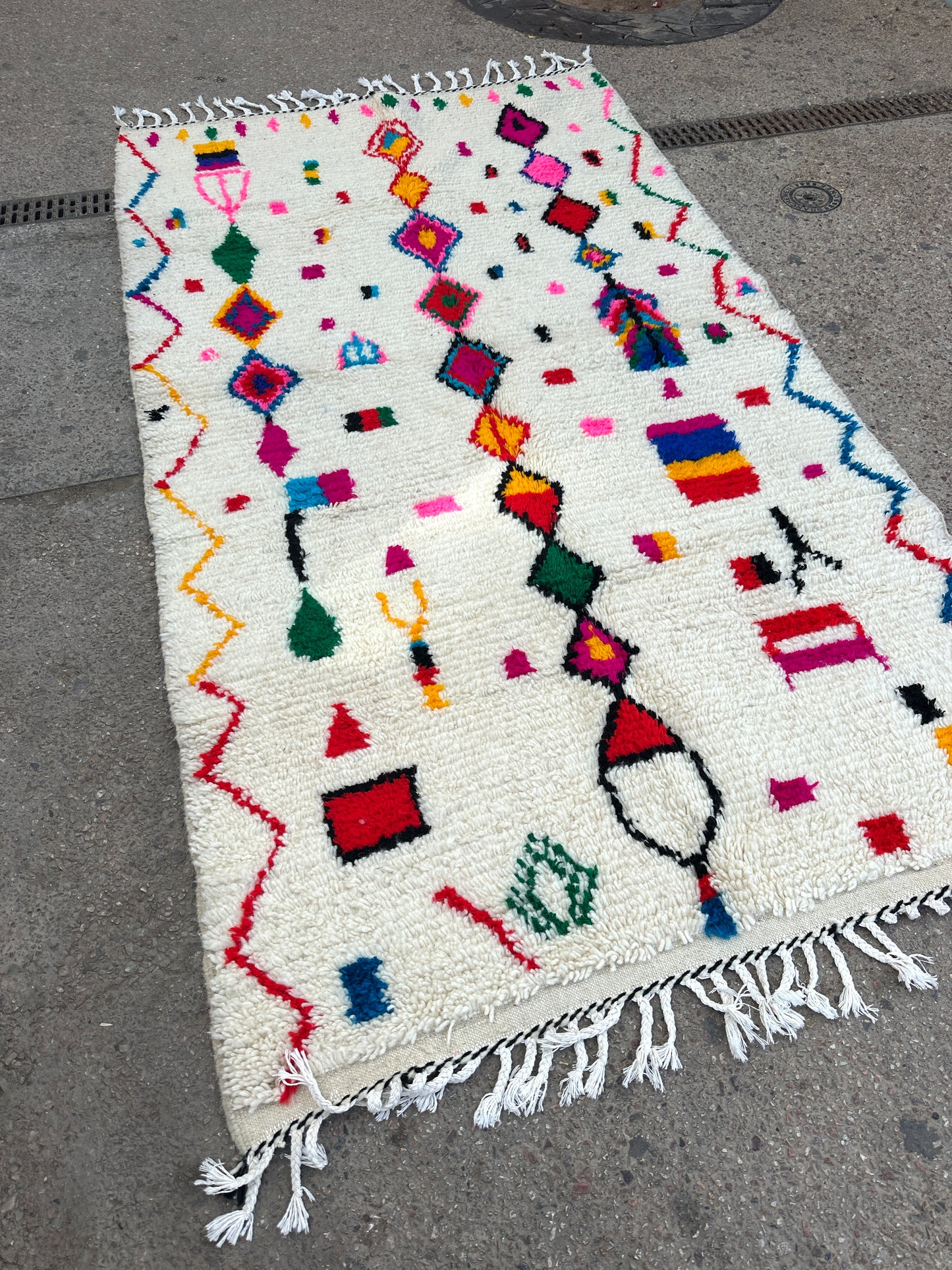 Handmade Azilal Rug, size 250 x 150 cm || 8.2 x 4.92 ft