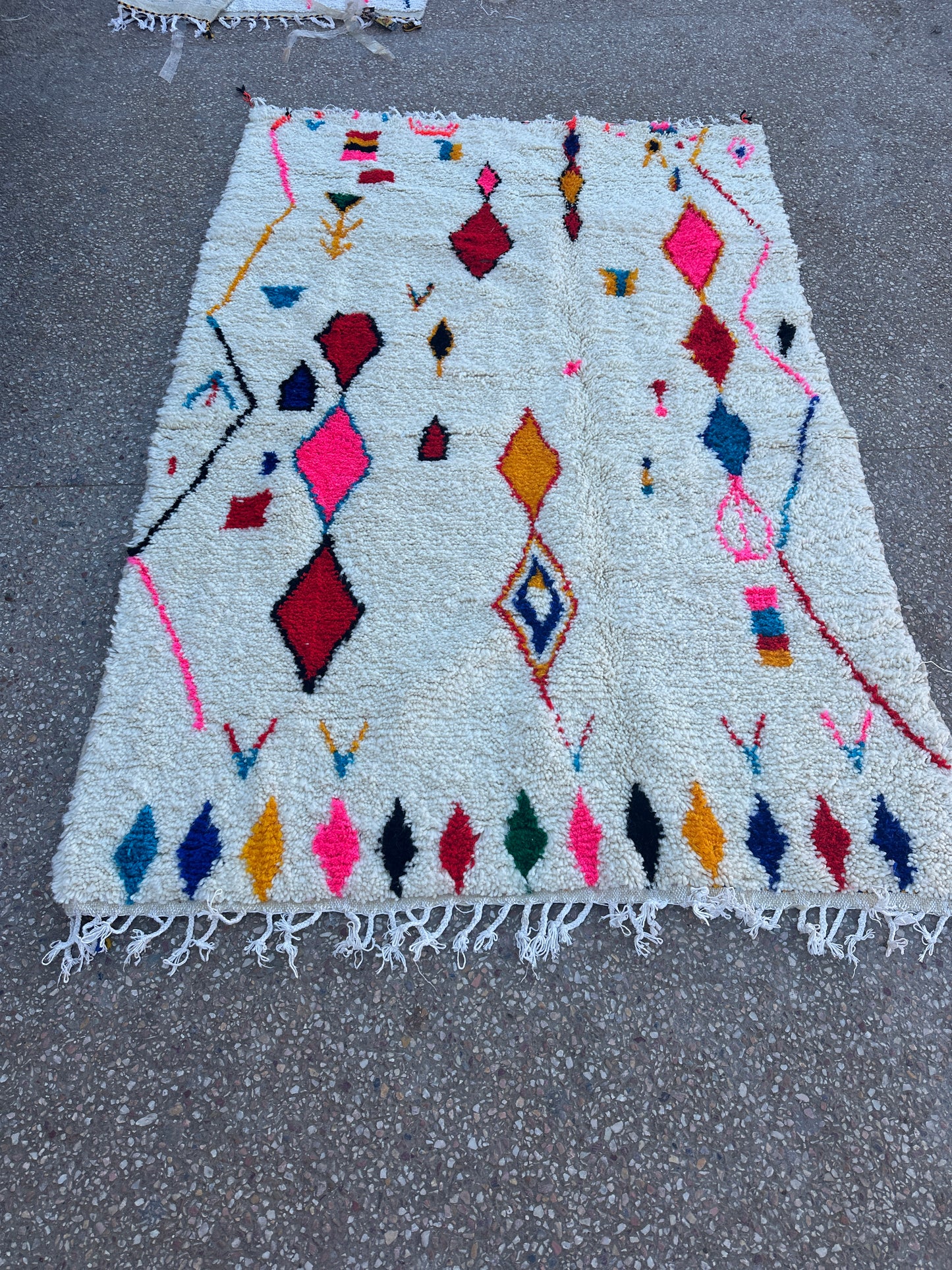 Handmade Azilal Rug, size 250 x 150 cm || 8.2 x 4.92 ft