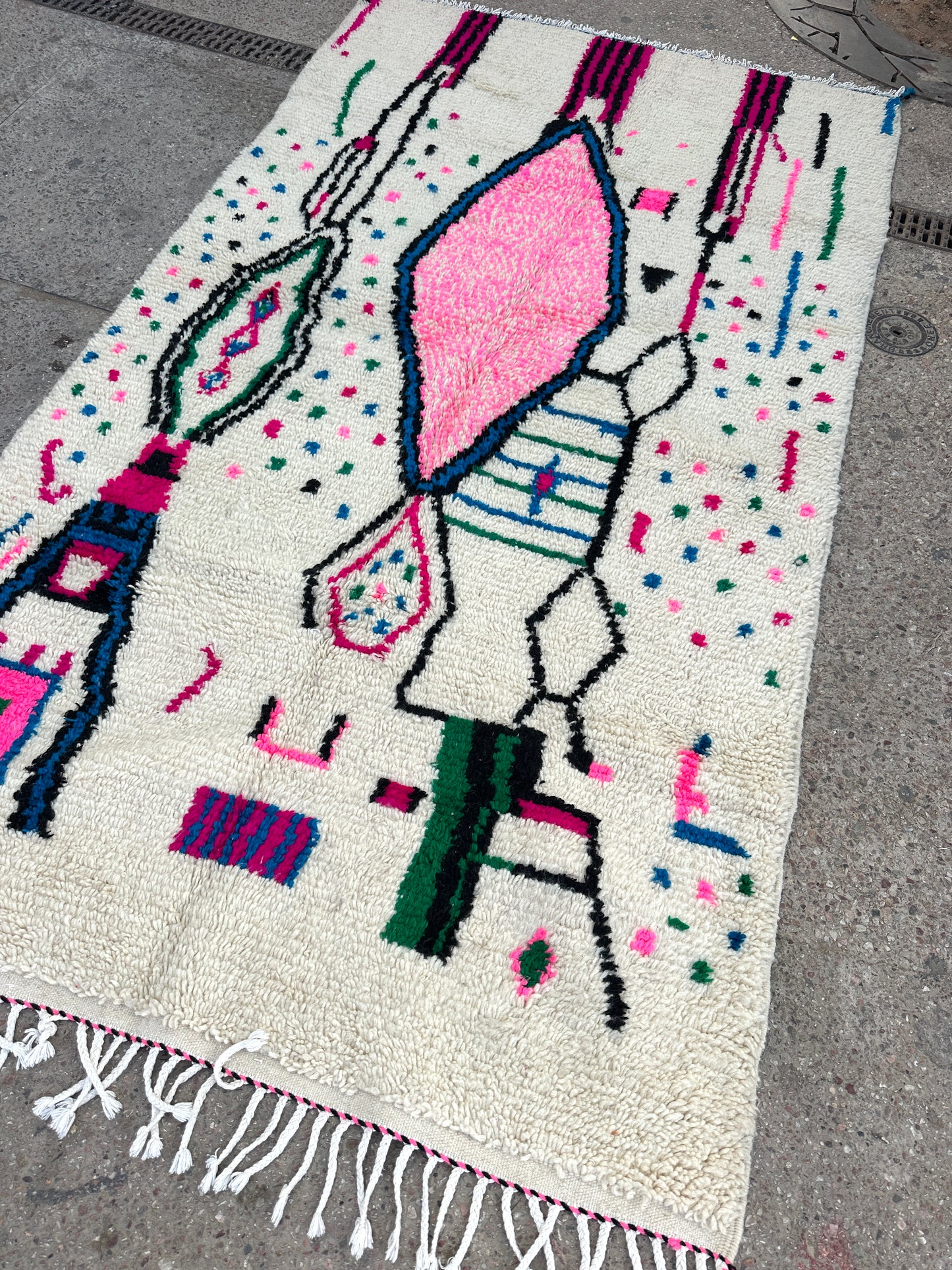 Handmade Azilal Rug, size 250 x 150 cm || 8.2 x 4.92 ft