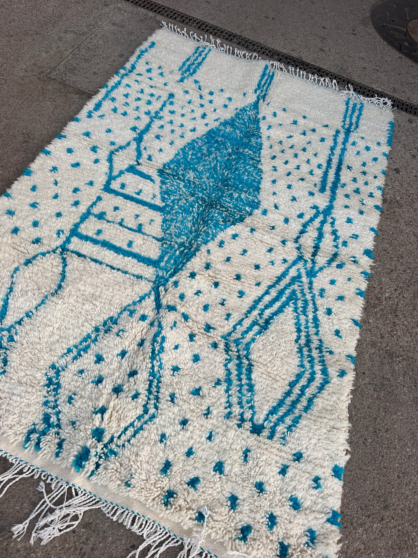 Handmade Azilal Rug, size 250 x 150 cm || 8.2 x 4.92 ft