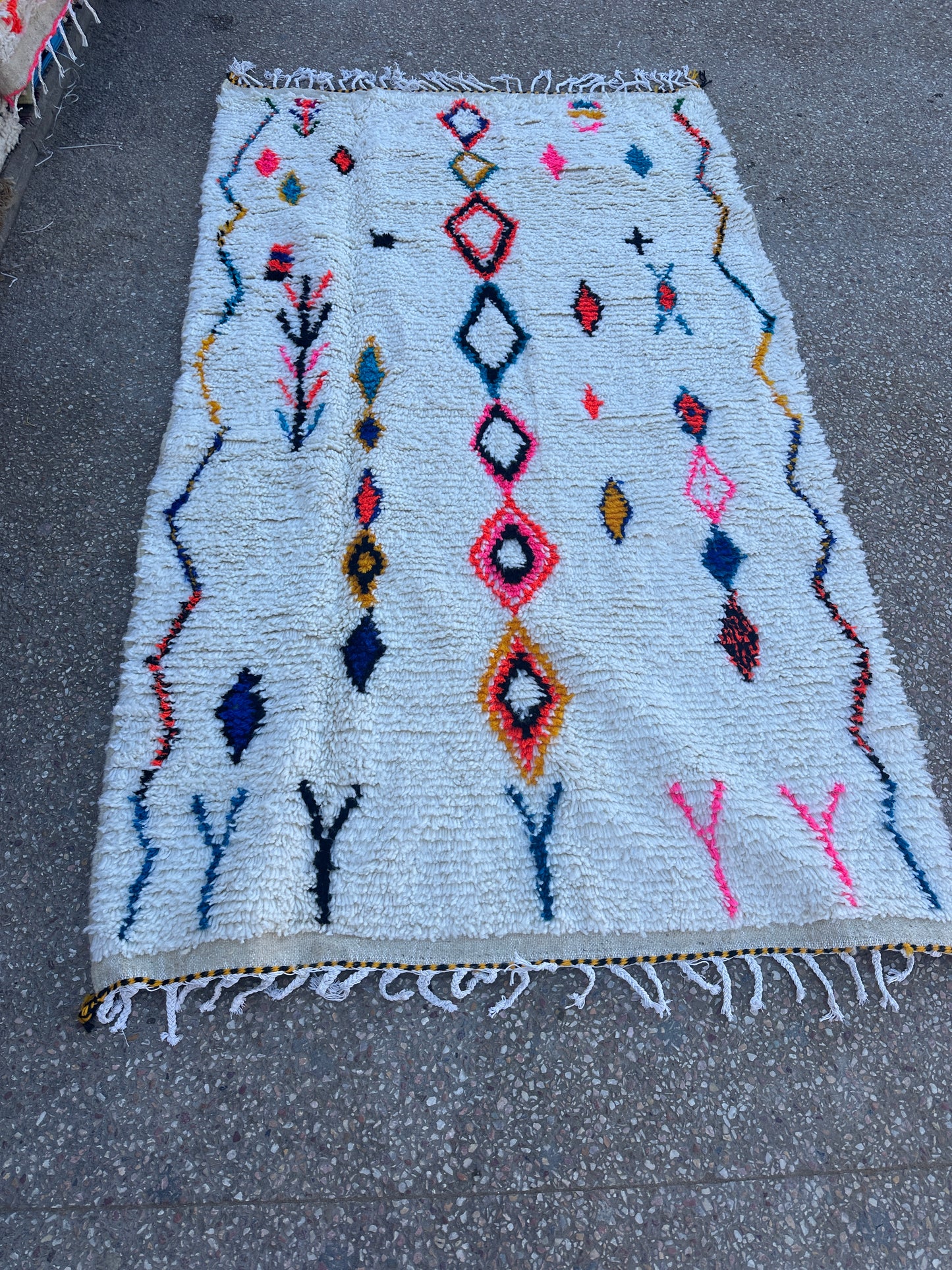 Handmade Azilal Rug, size 250 x 150 cm || 8.2 x 4.92 ft