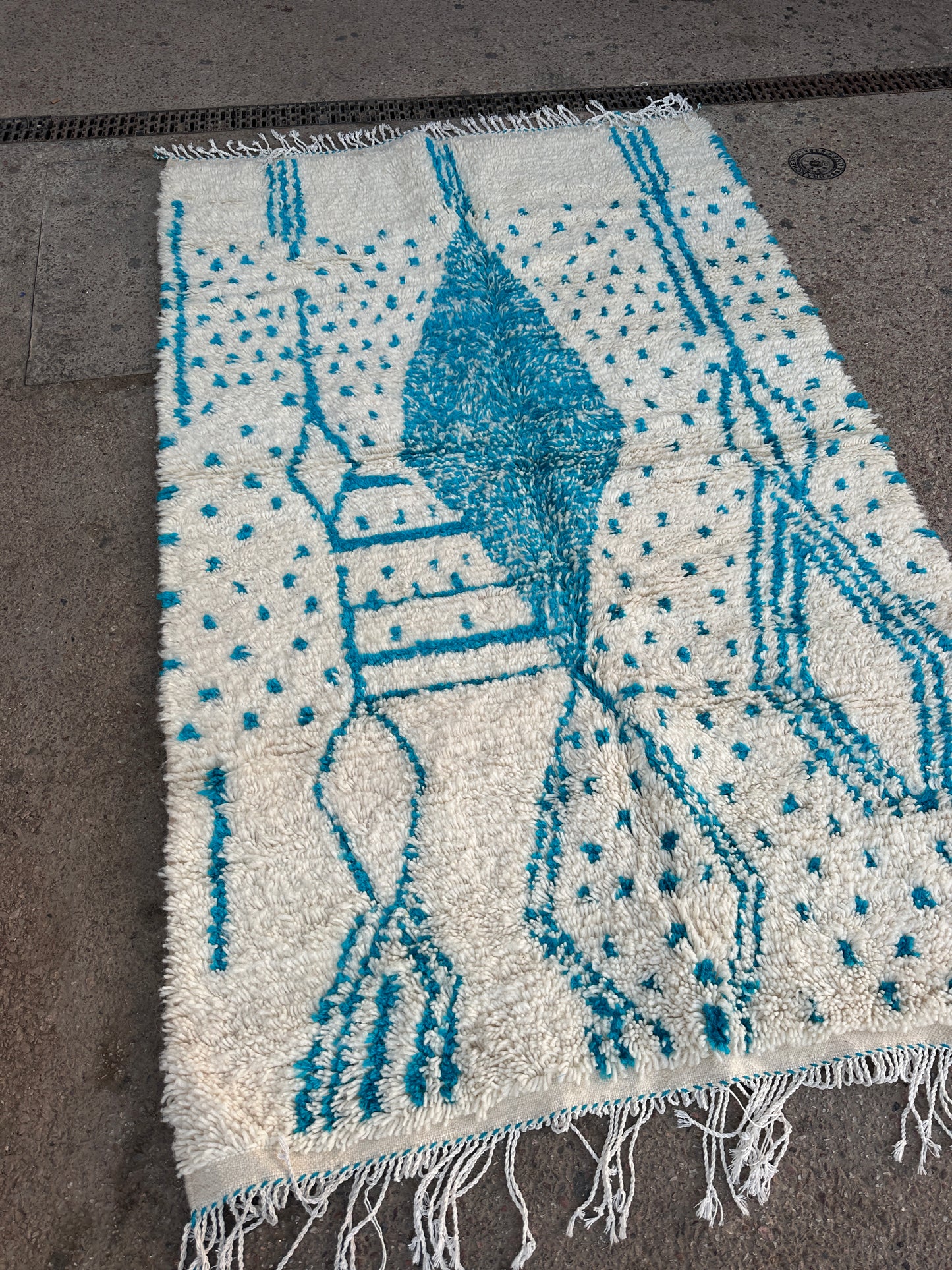 Handmade Azilal Rug, size 250 x 150 cm || 8.2 x 4.92 ft