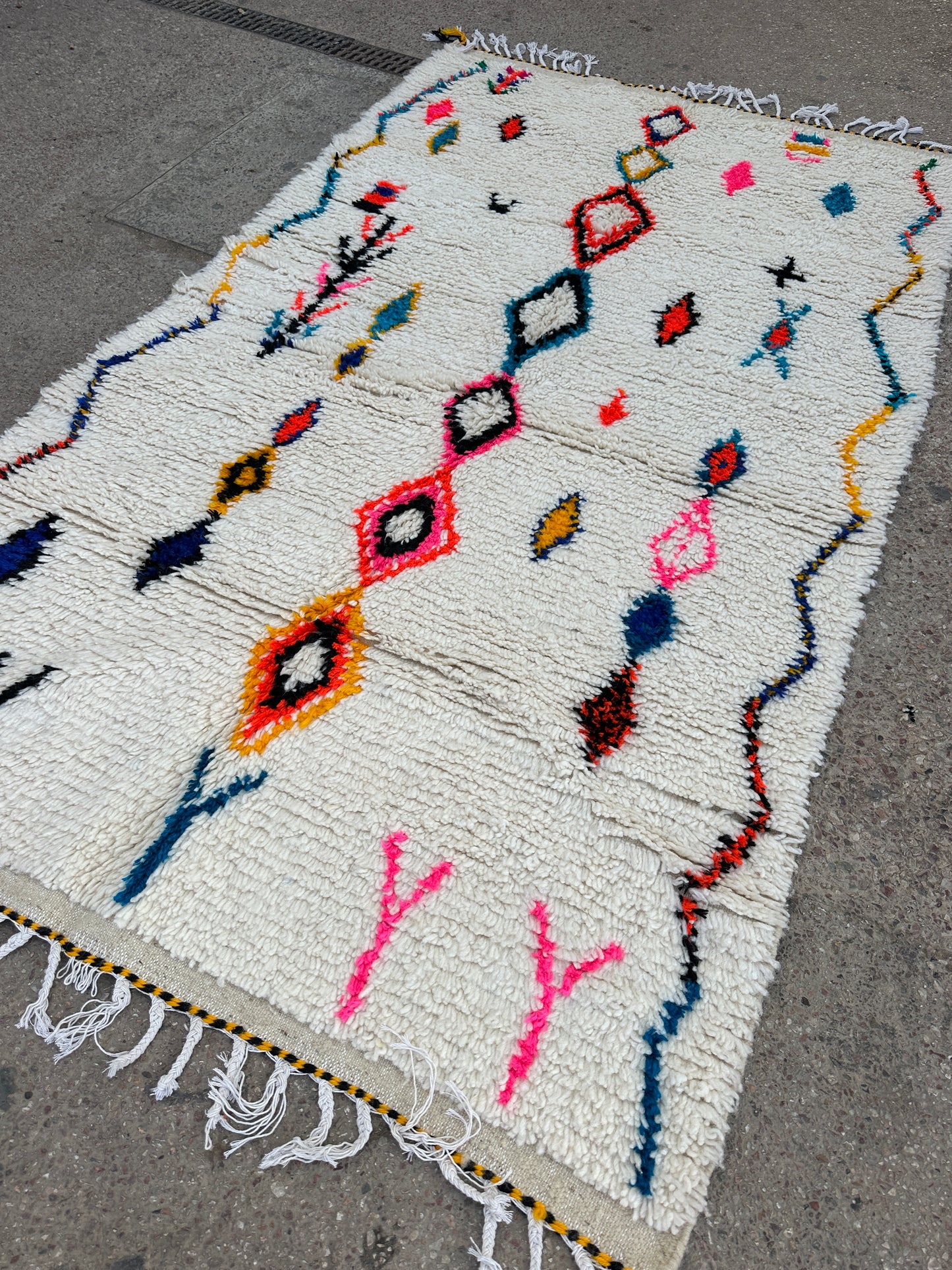Handmade Azilal Rug, size 250 x 150 cm || 8.2 x 4.92 ft