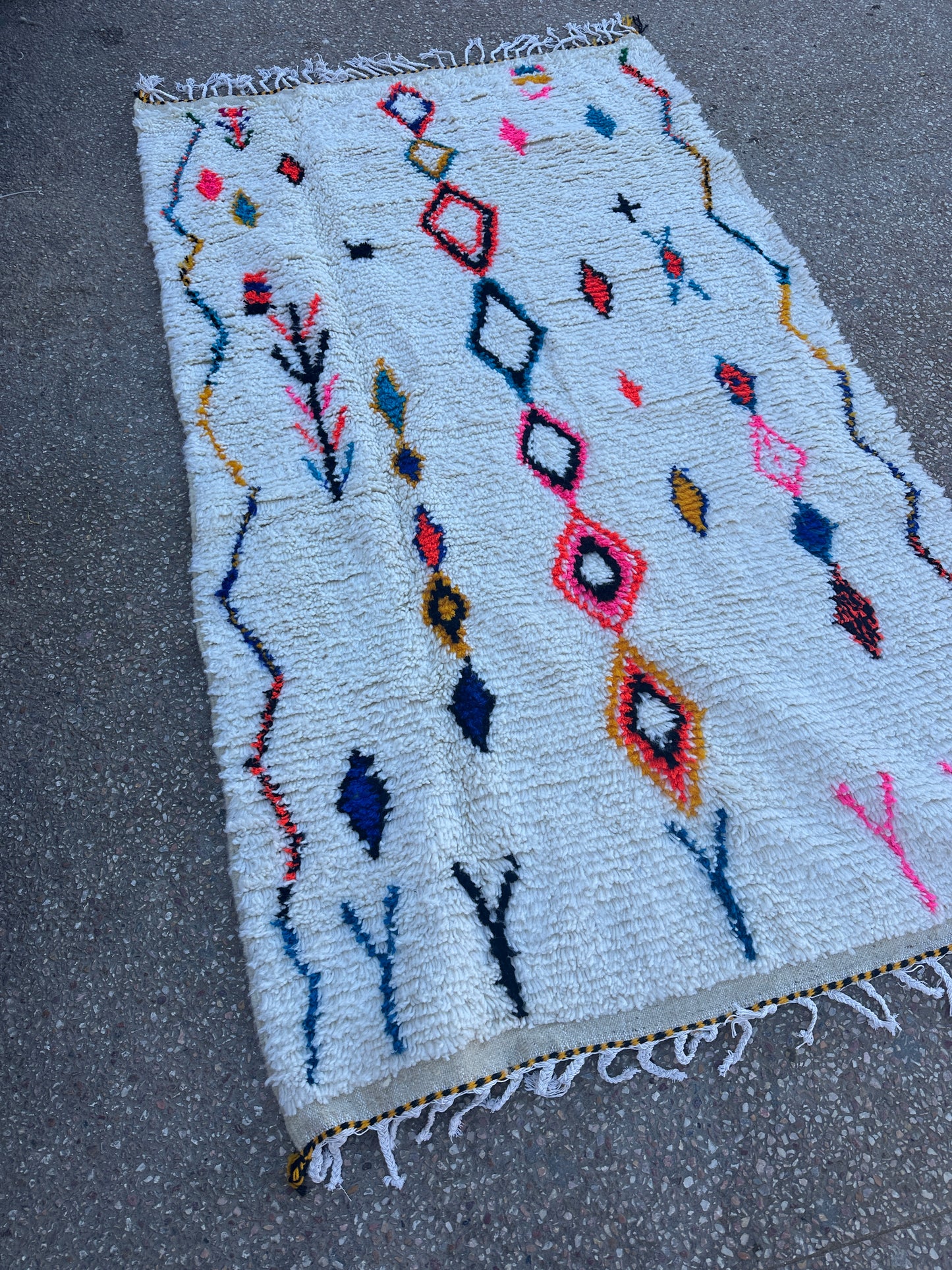 Handmade Azilal Rug, size 250 x 150 cm || 8.2 x 4.92 ft