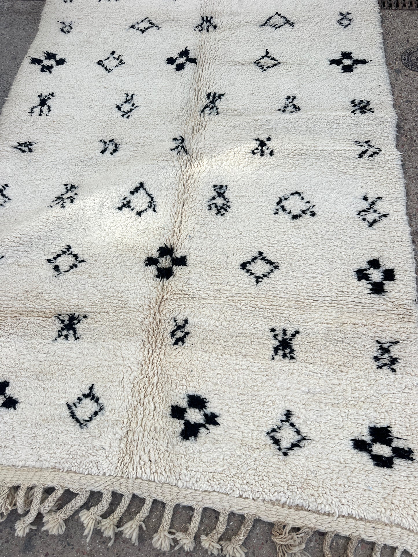 Handmade Beni Ouarain, size 250 x 150 cm || 8.2 x 4.92 ft