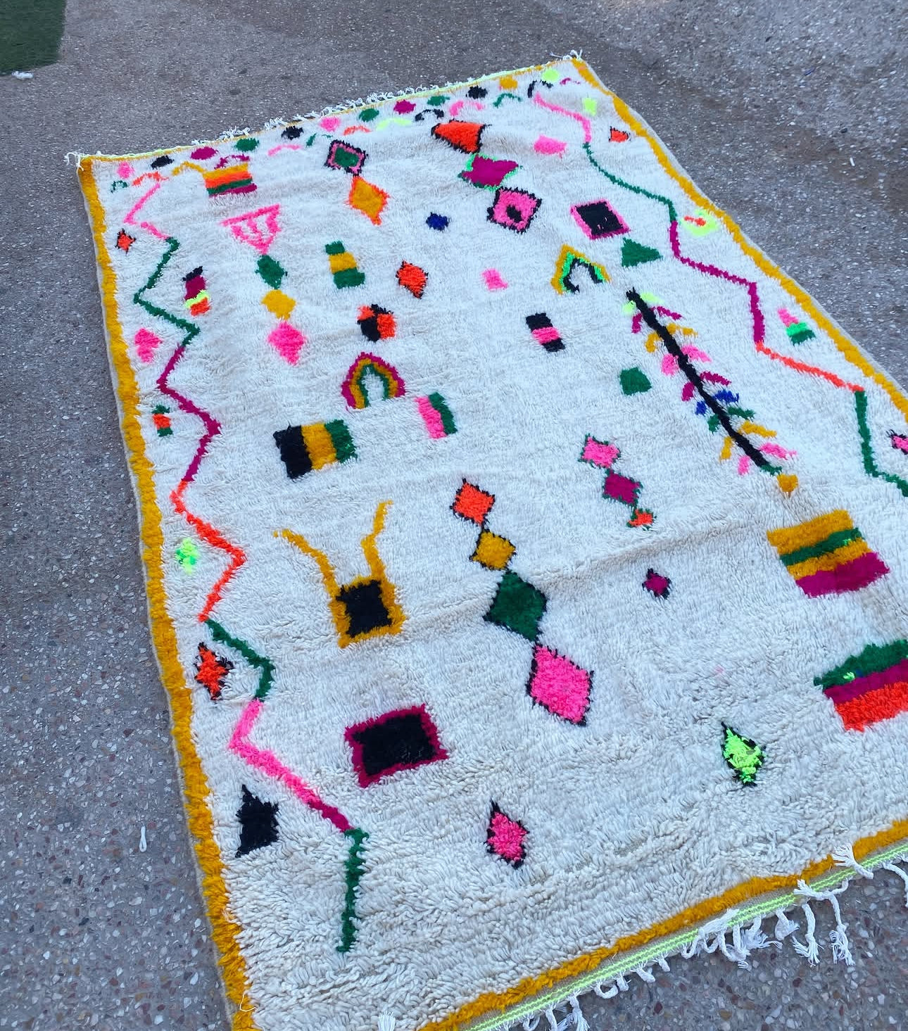Handmade Azilal Rug, size 250 x 150 cm || 8.2 x 4.92 ft
